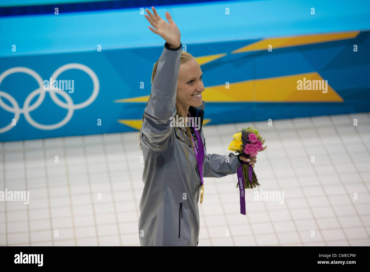 Luglio 29, 2012 - Londra, Inghilterra, Regno Unito - Dana Vollmer (USA) onde la folla con la sua medaglia d'oro in donne 100m Butterfly al Aquatics Centre nel luglio 29, 2012 a Londra, Regno Unito. (Credito Immagine: © Paul Kitagaki Jr./ZUMAPRESS.com) Foto Stock