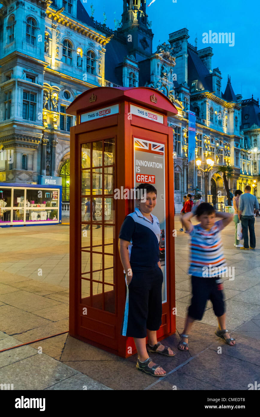 Parigi, Francia - giovani ragazzi che si posano accanto al London Phone box presso il Municipio di Parigi Foto Stock