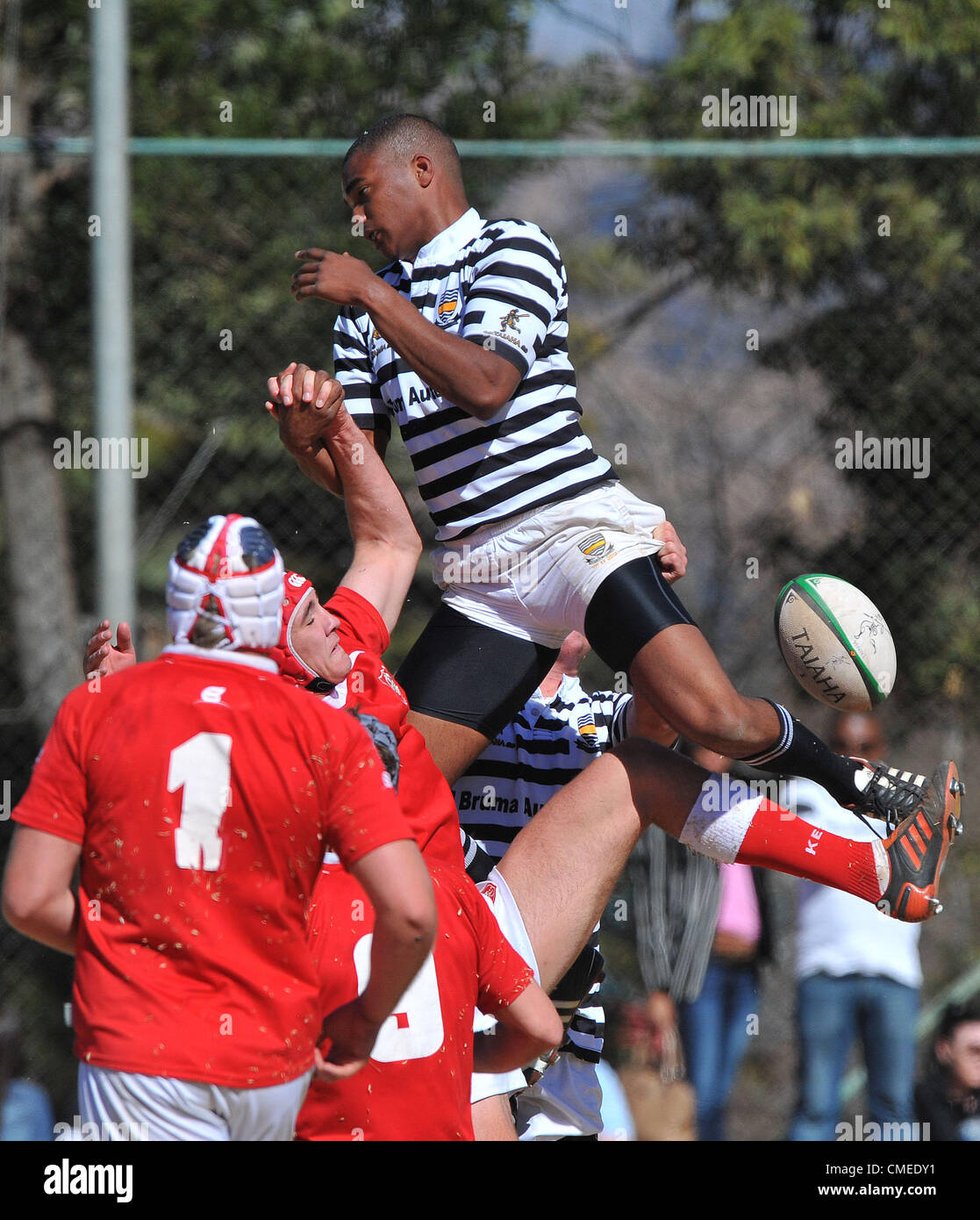 JOHANNESBURG, SUD AFRICA - 28 luglio Denzil collina di Jeppe vince il line-out durante la FNB scontri Classic match tra Jeppe (nero/bianco) e KES (rosso/bianco)da Jeppe Boys High sulla luglio 28, 2012 a Johannesburg, Sud Africa Foto di Duif du Toit / Gallo immagini Foto Stock