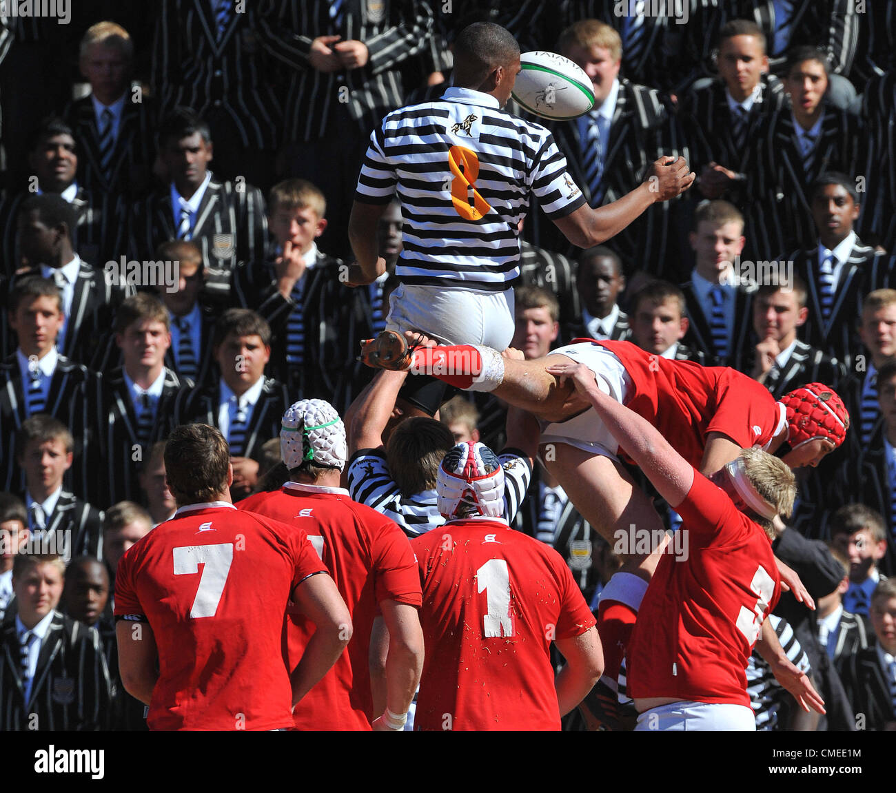 JOHANNESBURG, SUD AFRICA - 28 luglio Denzil collina di Jeppe vince il line-out da Orlo di KES durante la FNB scontri Classic match tra Jeppe (nero/bianco) e KES (rosso/bianco)da Jeppe Boys High sulla luglio 28, 2012 a Johannesburg, Sud Africa Foto di Duif du Toit / Gallo immagini Foto Stock