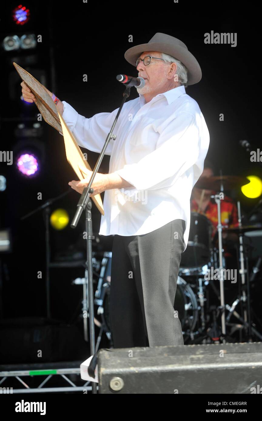 Il 29 luglio 2012. Rolf Harris dal vivo sul palco a Camp Bestival Lulworth Castle Dorset. Foto Stock