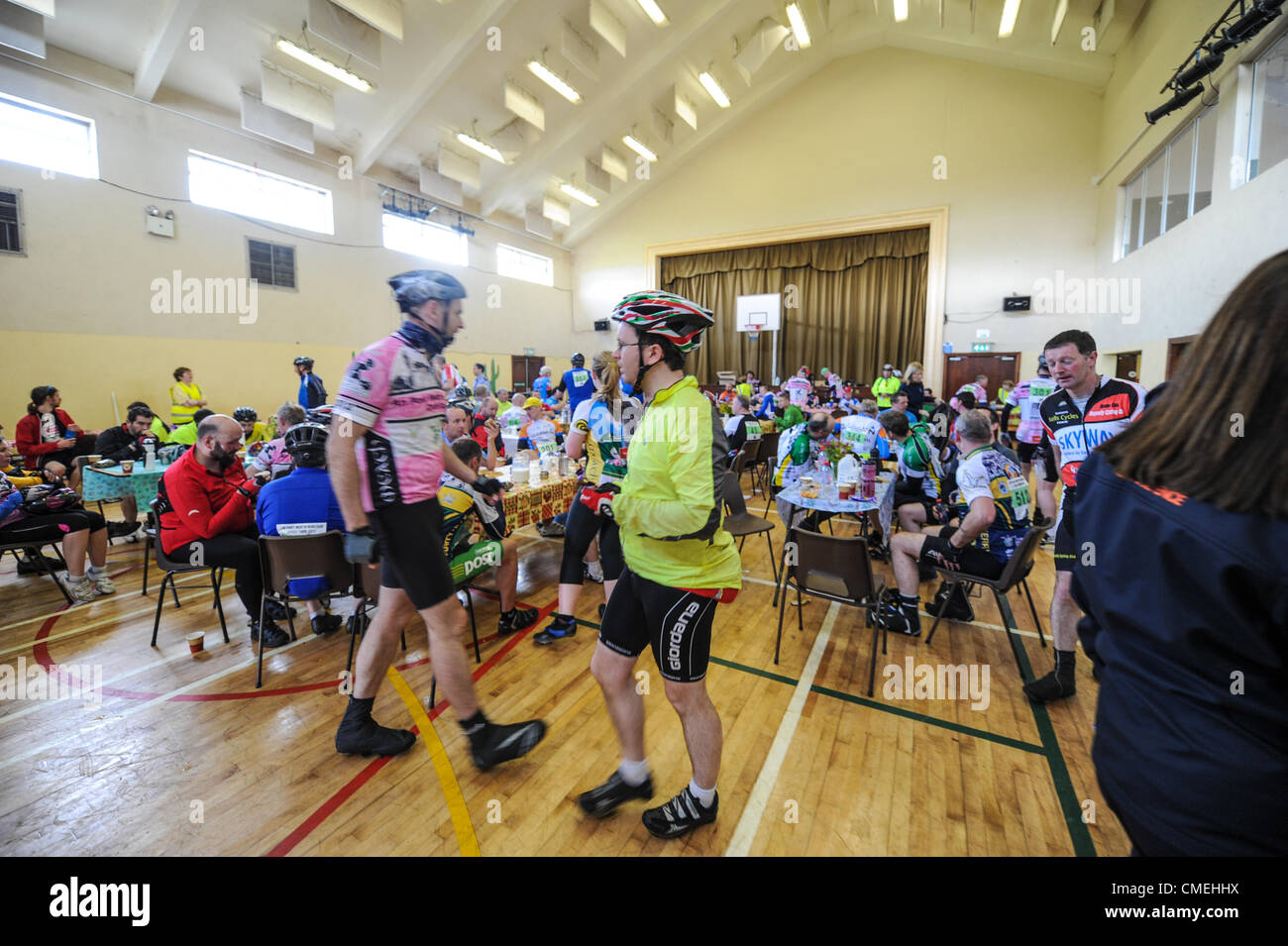 Domenica 29 Luglio, 2012. La An Post di Meath Heritage ciclo Tour 2012 ha preso il via al rivestimento, nella contea di Meath. Oltre 3 mila i ciclisti hanno preso parte, con quattro percorsi in totale; la 160km, 100km, 50 km e 11 km.raffigurati sono i ciclisti al cibo e acqua stop a Drumcondra centro comunitario nella contea di Meath . Foto:Barry Cronin Foto Stock