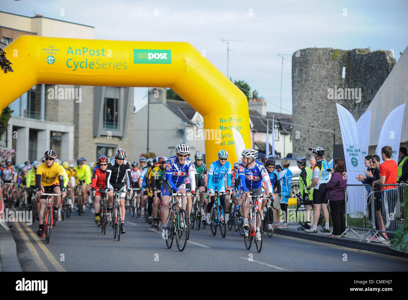 Domenica 29 Luglio, 2012. La An Post di Meath Heritage ciclo Tour 2012 ha preso il via al rivestimento, nella contea di Meath. Oltre 3 mila i ciclisti hanno preso parte, con quattro percorsi in totale; la 160km, 100km, 50 km e 11 km.raffigurati sono i ciclisti all'inizio dell'160km . Foto:Barry Cronin Foto Stock