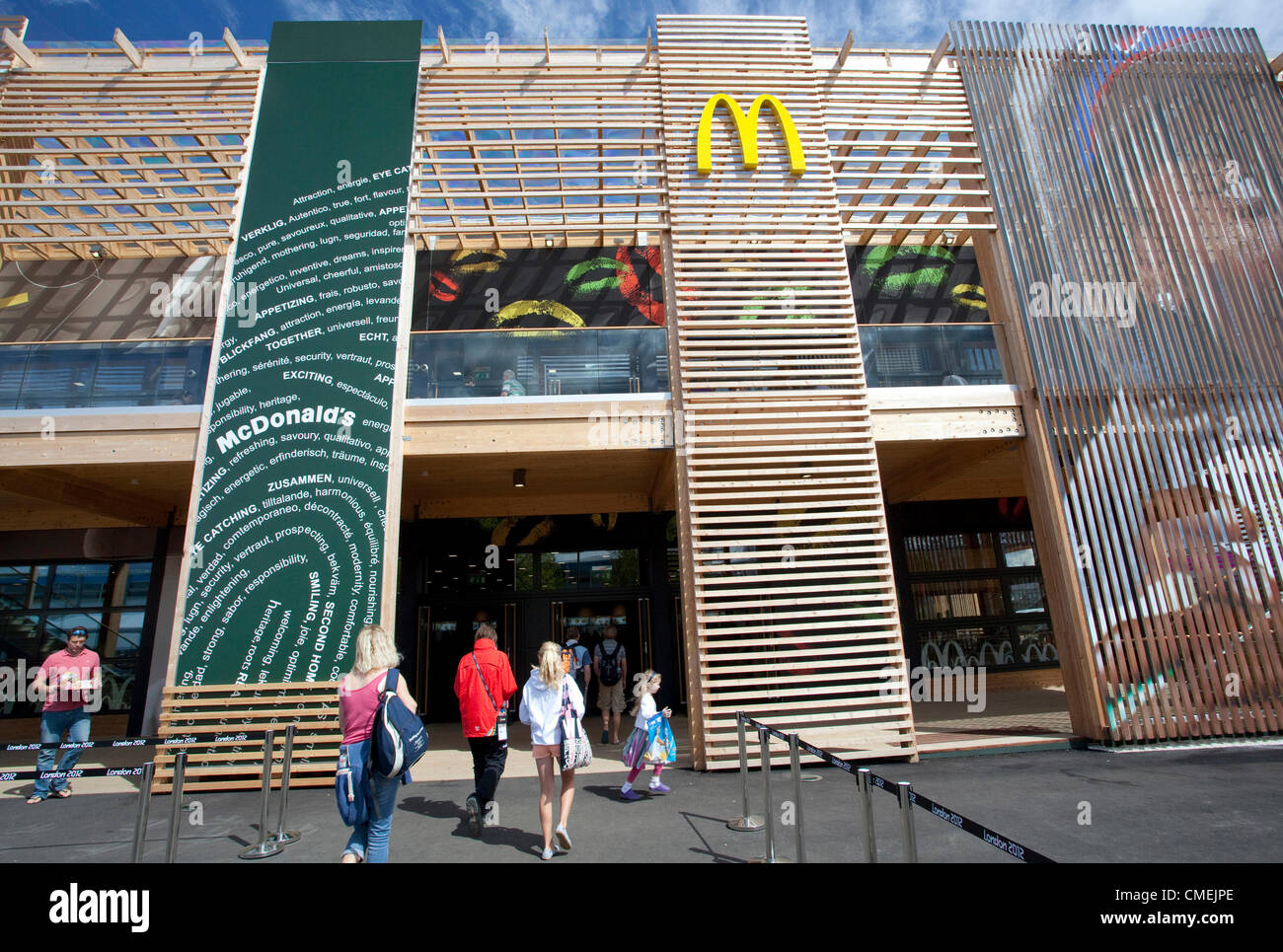 Sponsorizzazioni aziendali, branding e il commercio al dettaglio nelle Olimpiadi di Londra 2012 - visitatori inserire il più grande del mondo di McDonald's Foto Stock