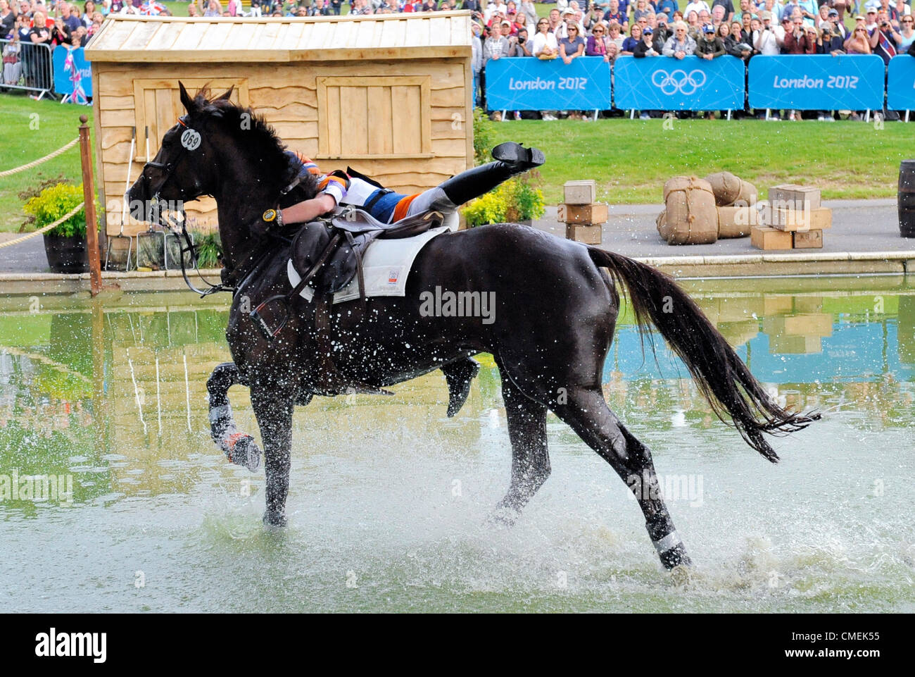 Londra, Regno Unito. Il 30 luglio, 2012. Il parco di Greenwich. Cross Country fase della gestione degli eventi olimpici di concorrenza. Elaine Pen NED circa per essere smontato dal suo cavallo, Vira Foto Stock