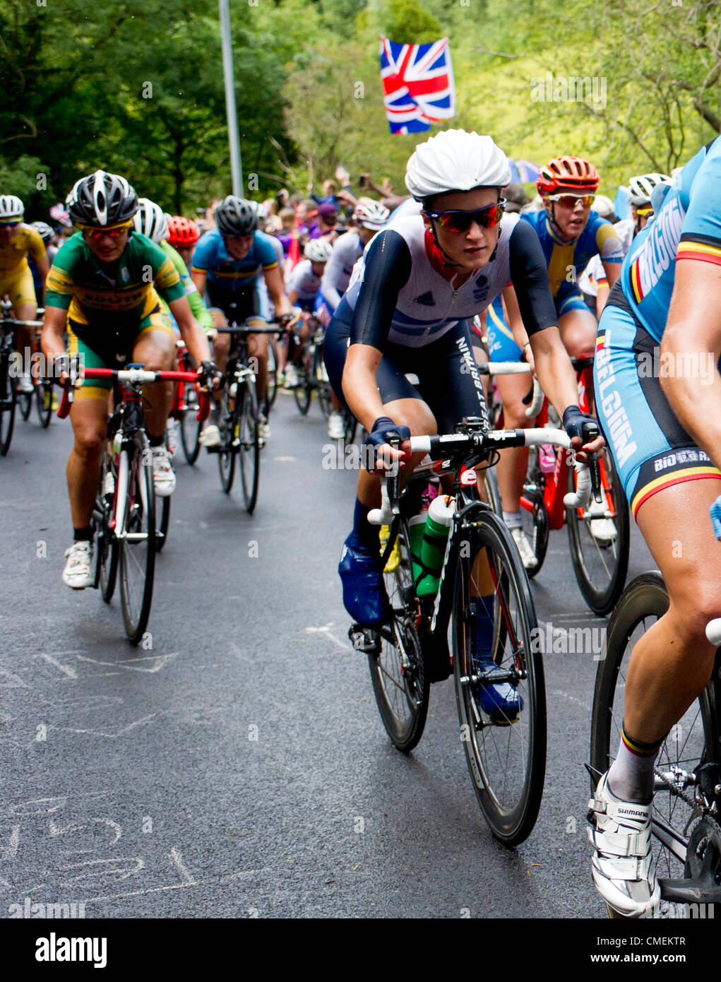 29 luglio 2012 Alle Olimpiadi di Londra per donna in bicicletta da corsa su strada. Il vecchio di 23 anni ciclista britannica, Lizzie Armistead era l'eroina, tenendo medaglia d'argento alle Olimpiadi 2012 donne ciclismo su strada gara. Ella è visto qui con la poleton come essi velocizzato il Box Hill. Foto Stock