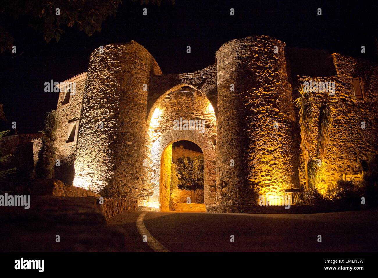 Sett. 02, 2010 - Castelnou, Francia - la vecchia chiesa e torre dell orologio notturno in Castelnou. Una ventina di chilometri a sud-ovest di Perpignan, Castelnou è annidato alla base di Les Aspres colline e il Canigou, catalani' montagna mitica, è in background. Vicomtal castello domina il paese e ha dovuto adattare la sua forma pentagonale per la pura, creste frastagliate di roccia fu costruita su. (Credito Immagine: © Ruaridh Stewart/ZUMAPRESS.com) Foto Stock