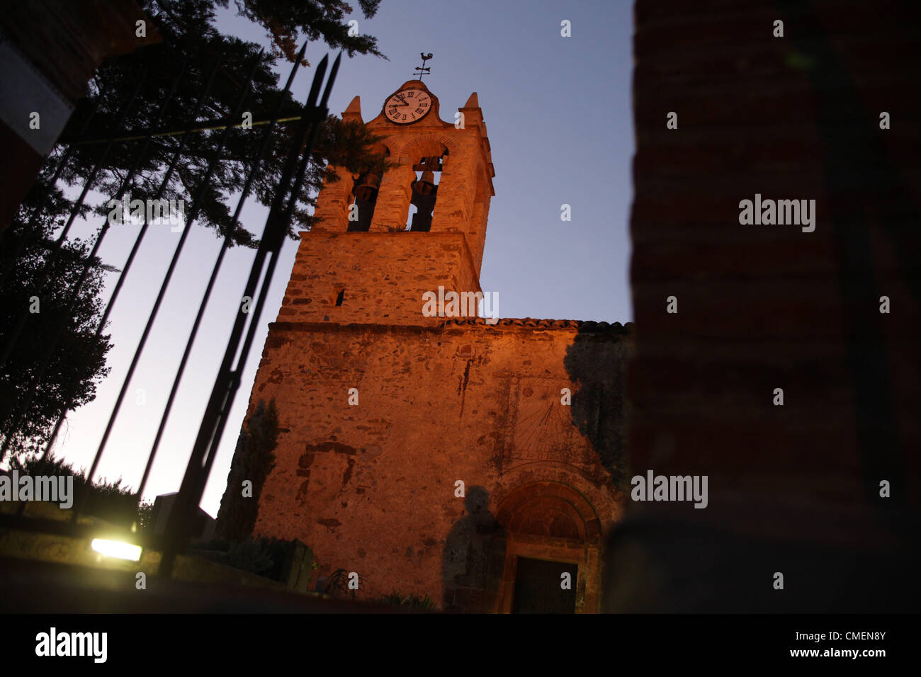 Sett. 02, 2010 - Castelnou, Francia - la vecchia chiesa e torre dell orologio notturno in Castelnou. Una ventina di chilometri a sud-ovest di Perpignan, Castelnou è annidato alla base di Les Aspres colline e il Canigou, catalani' montagna mitica, è in background. Vicomtal castello domina il paese e ha dovuto adattare la sua forma pentagonale per la pura, creste frastagliate di roccia fu costruita su. (Credito Immagine: © Ruaridh Stewart/ZUMAPRESS.com) Foto Stock