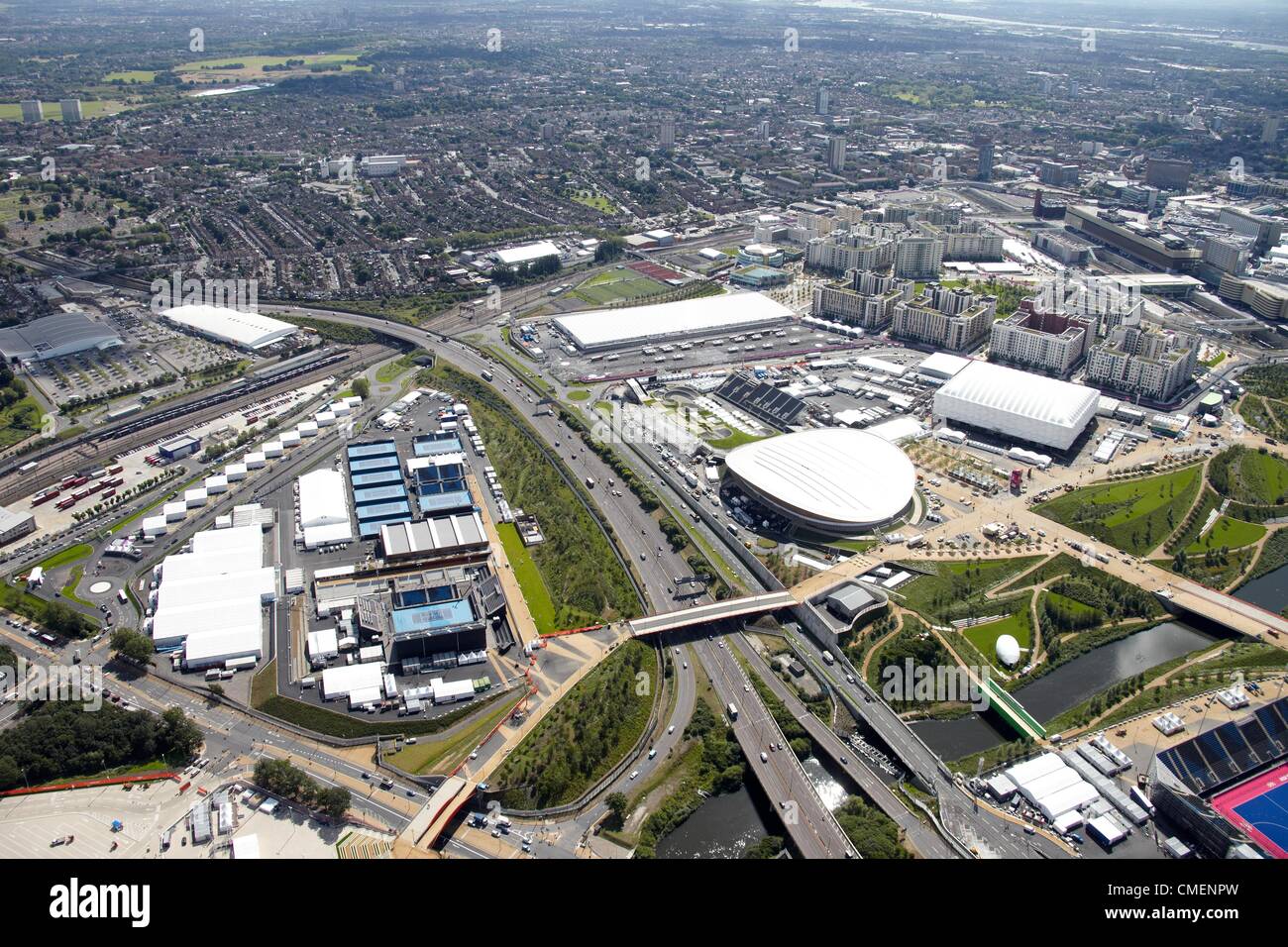 La fotografia aerea a ovest del Parco Olimpico, con Eton Manor, BMX via, il Velodromo e basket Arena. Londra 2012 Sito olimpico, Stratford London E20 REGNO UNITO Foto Stock