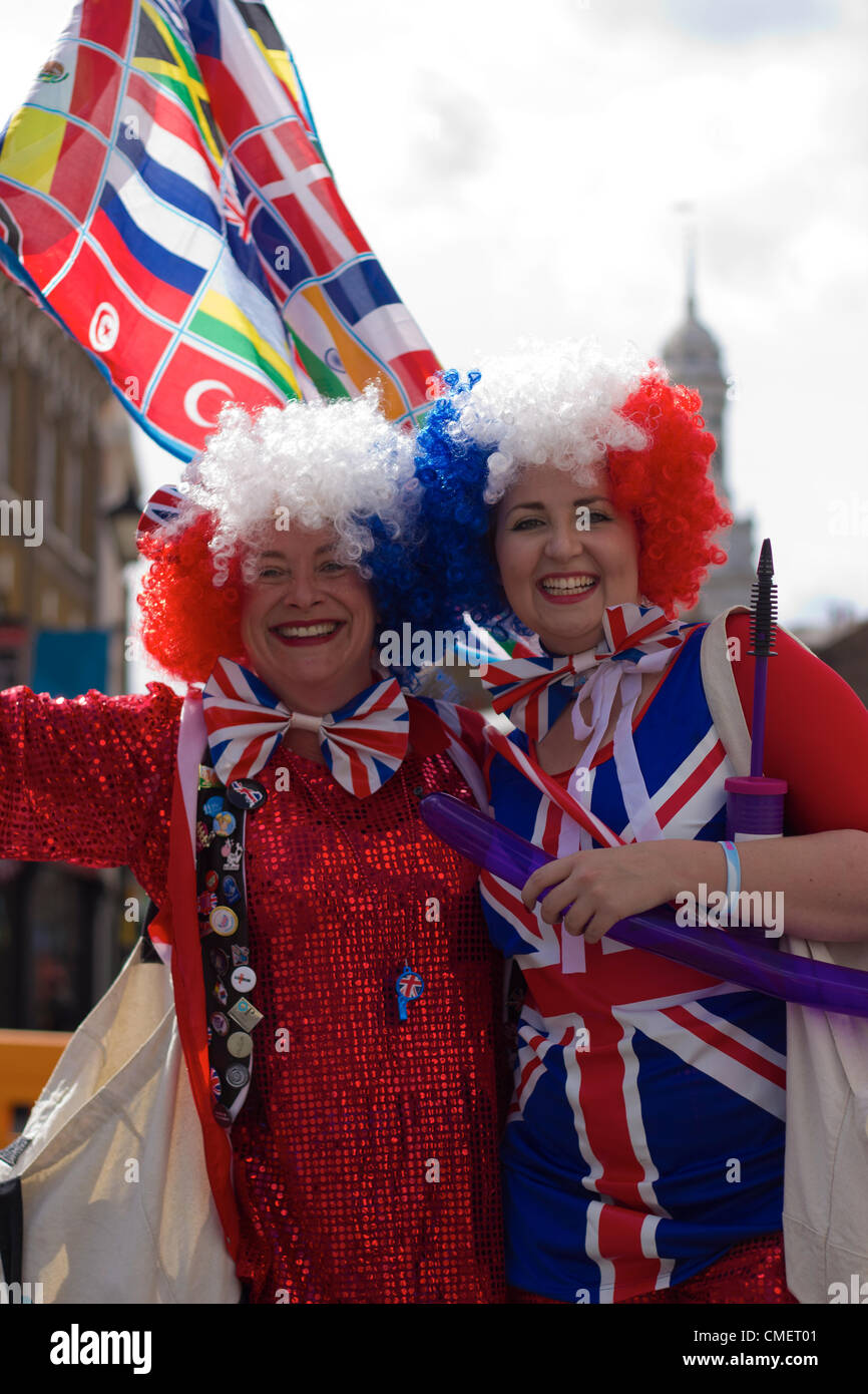Il 30 luglio 2012. Lo spirito olimpico, due enthusastic onorevoli a le Olimpiadi di Londra 2012 a Greenwich, sia la diffusione del messaggio di pace, amore e alle Olimpiadi Foto Stock