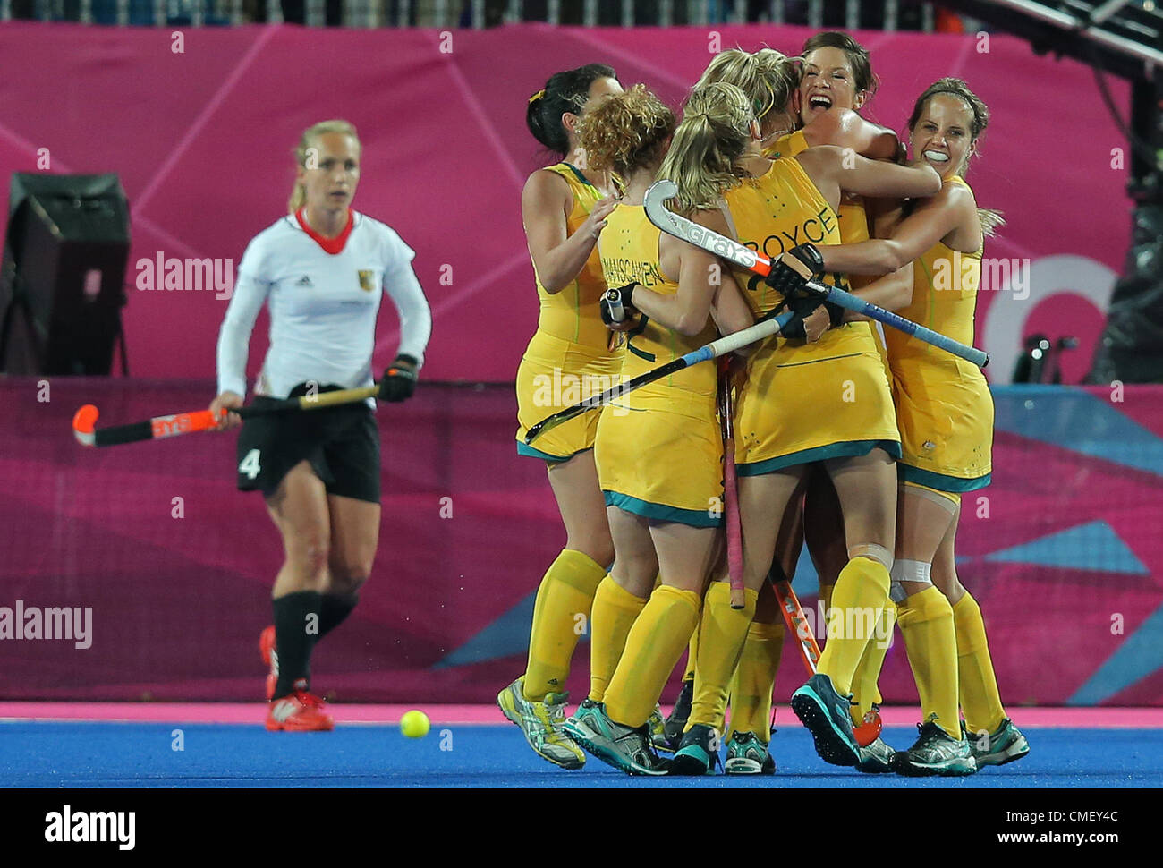 31.07.2012. Londra Inghilterra. Australia squadra celebra il terzo obiettivo durante la donna field hockey turno preliminare contro la Germania a Riverbank Arena per il London 2012 Giochi Olimpici di Londra, Gran Bretagna, 31 luglio 2012. Foto Stock