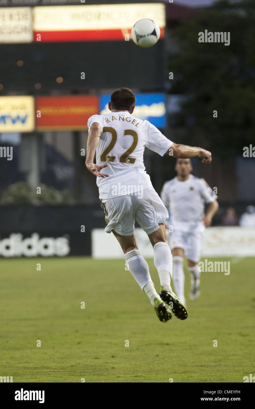Luglio 31, 2012 - San Clara, CA, Stati Uniti d'America - Swansea Angelo Rangel capi la sfera durante la seconda metà del gioco. San Jose terremoti vs Swansea City AFC Martedì 31 Luglio 2012 a Buck Shaw Stadium San Jose California, USA il punteggio finale è stato tie 2-2. (Credito Immagine: © Marty Bicek/ZUMAPRESS.com) Foto Stock