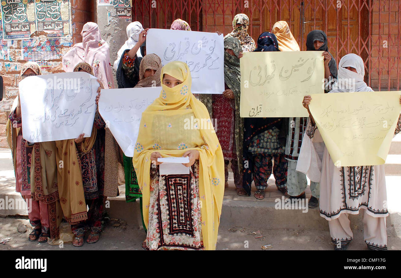 I residenti di Killi Qambrani protestano contro razziato da agenzie di sicurezza a docente Naushin Qambarani casa durante una manifestazione di protesta a Quetta press club Mercoledì 01 Agosto, 2012. Foto Stock