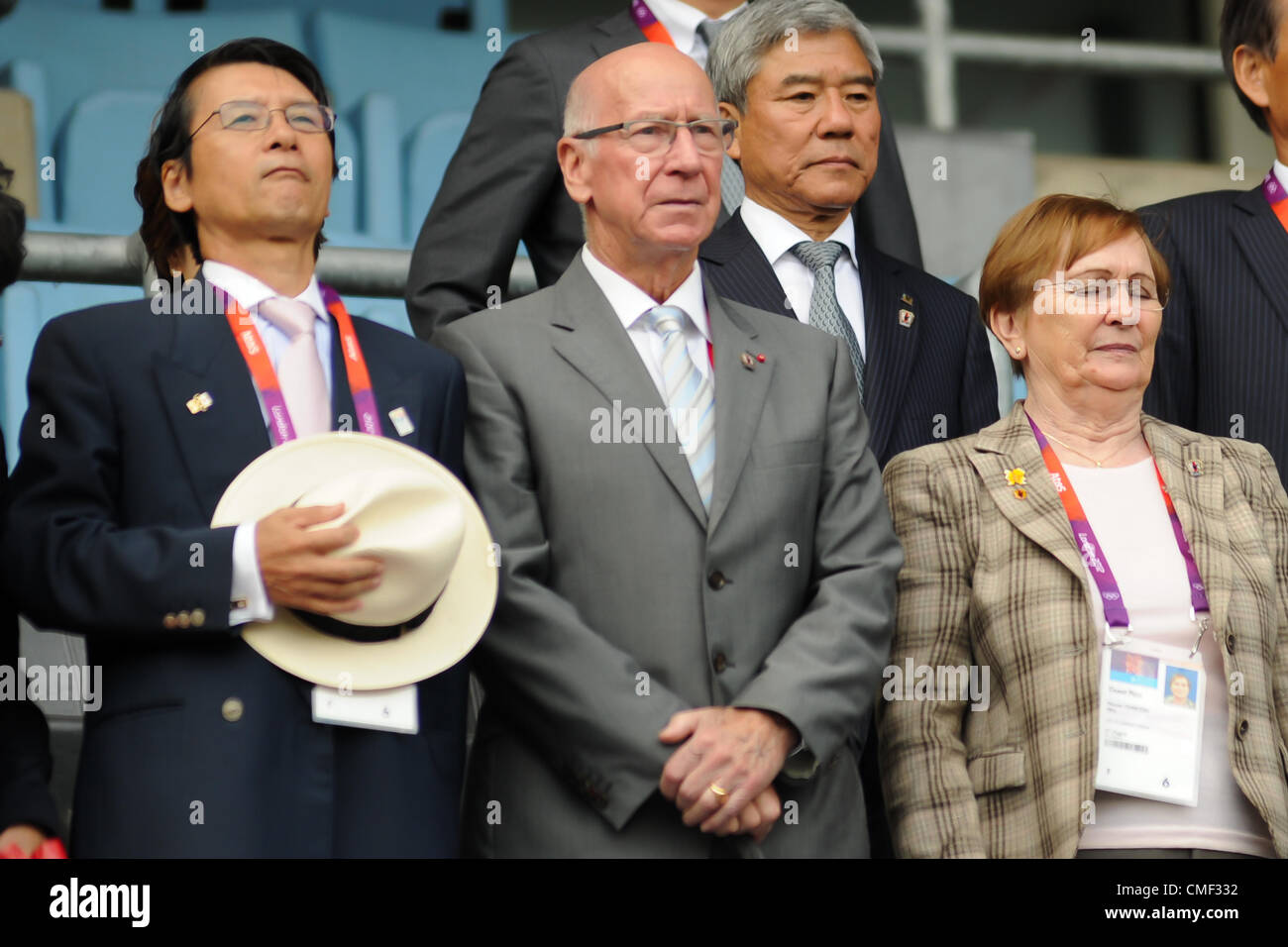 01.08.2012 Coventry, Inghilterra. Sir Bobby Charlton frequentando il Giappone v Honduras corrispondono a Coventry Stadium. Londra 2012 Giochi Olimpici Foto Stock