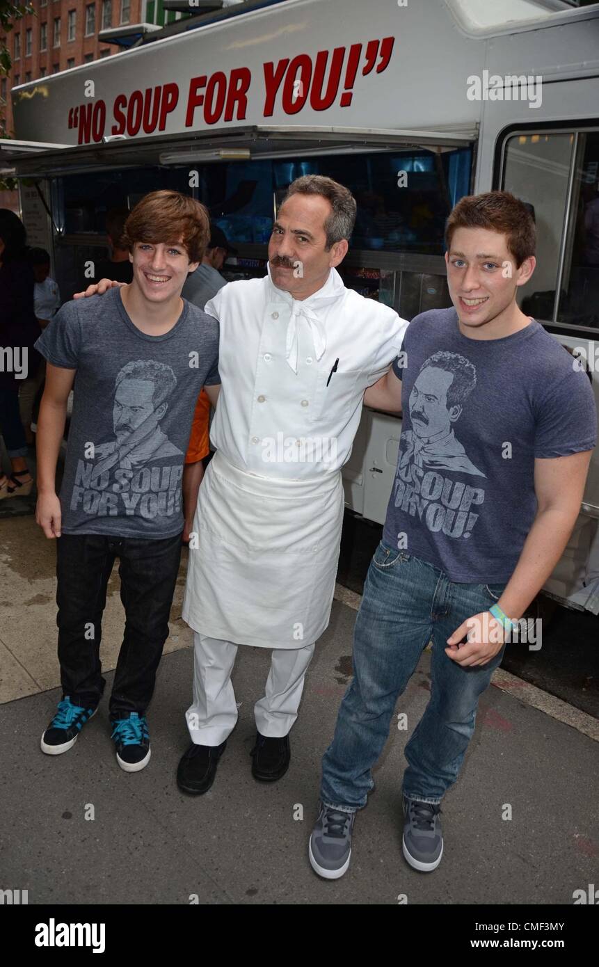 Larry Thomas ad una apparizione pubblica per Soup Nazi di Seinfeld cibo Carrello in NYC, Pix Plaza, New York, NY Agosto 1, 2012. Foto di: Derek Storm/Everett Collection Foto Stock