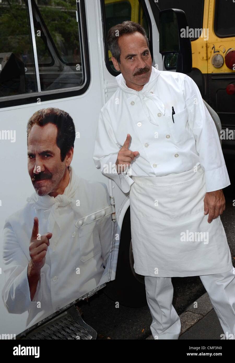 New York, Stati Uniti d'America. Il 1 agosto 2012. Larry Thomas ad una apparizione pubblica per Soup Nazi di Seinfeld cibo Carrello in NYC, Pix Plaza di New York, Stati Uniti d'America. Foto Stock