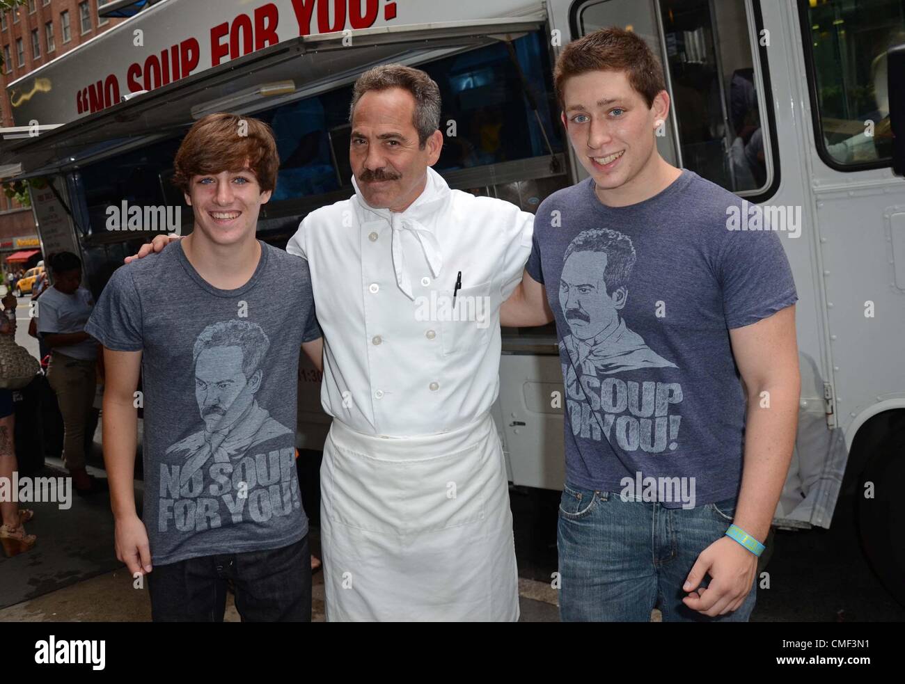 New York, Stati Uniti d'America. Il 1 agosto 2012. Larry Thomas ad una apparizione pubblica per Soup Nazi di Seinfeld cibo Carrello in NYC, Pix Plaza di New York, Stati Uniti d'America. Foto Stock