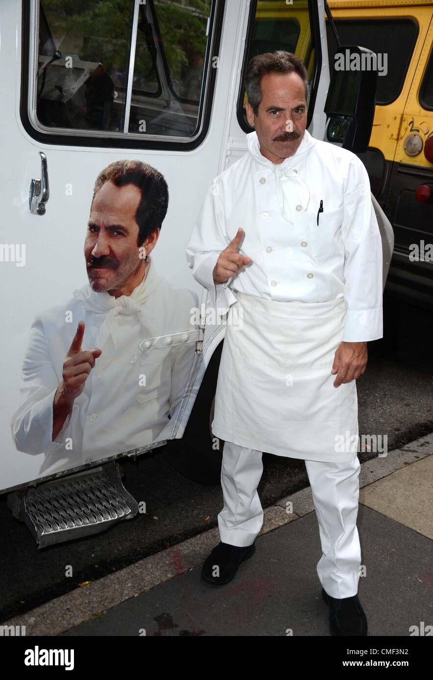 Larry Thomas ad una apparizione pubblica per Soup Nazi di Seinfeld cibo Carrello in NYC, Pix Plaza, New York, NY Agosto 1, 2012. Foto di: Derek Storm/Everett Collection Foto Stock