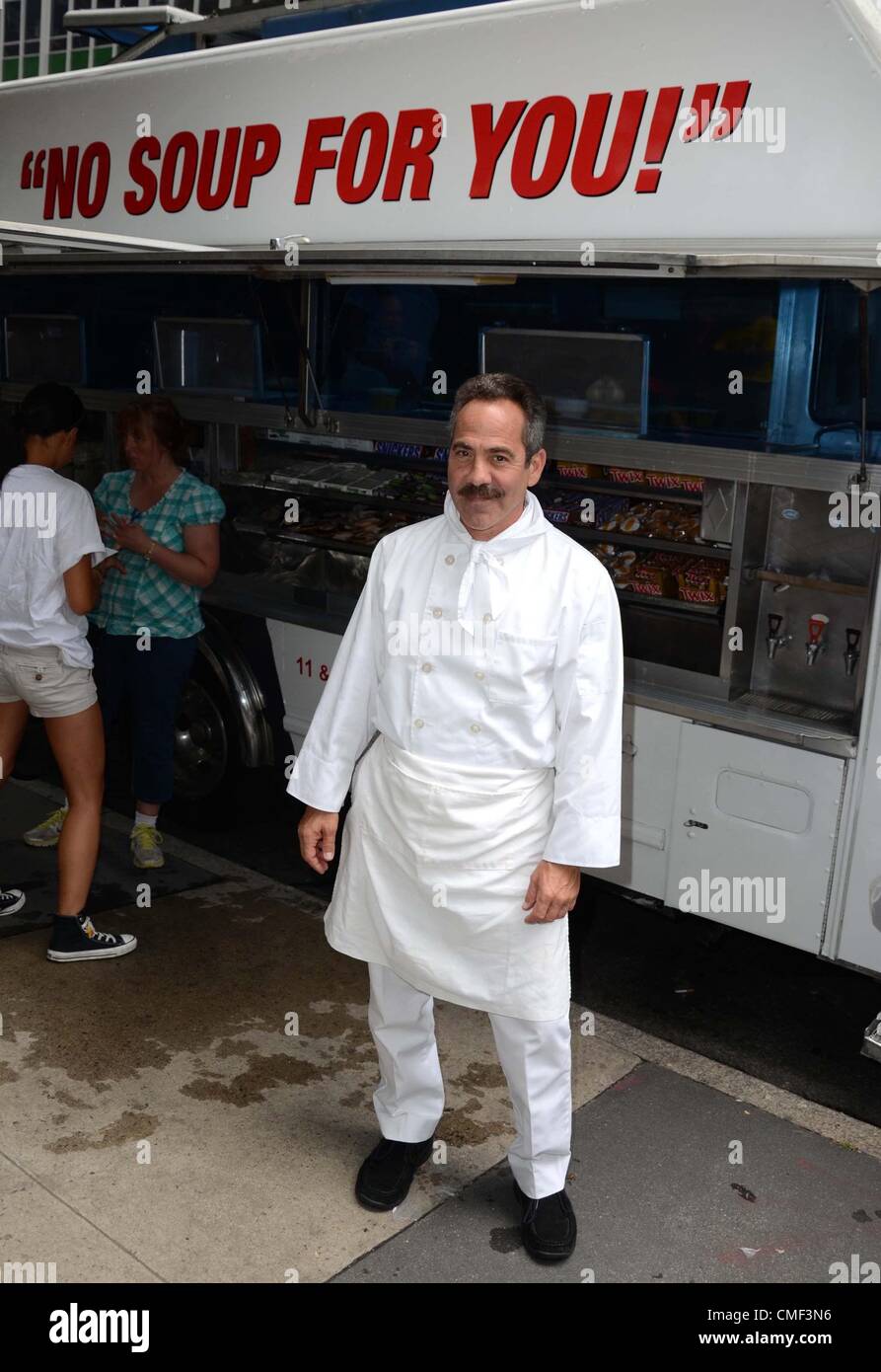 New York, Stati Uniti d'America. Il 1 agosto 2012. Larry Thomas ad una apparizione pubblica per Soup Nazi di Seinfeld cibo Carrello in NYC, Pix Plaza di New York, Stati Uniti d'America. Foto Stock