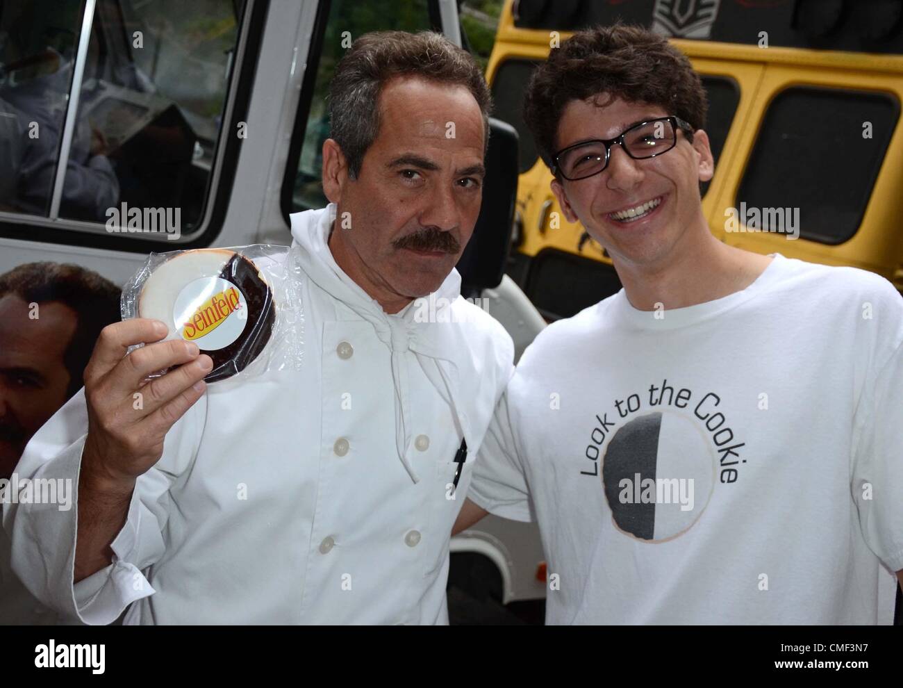 Larry Thomas ad una apparizione pubblica per Soup Nazi di Seinfeld cibo Carrello in NYC, Pix Plaza, New York, NY Agosto 1, 2012. Foto di: Derek Storm/Everett Collection Foto Stock