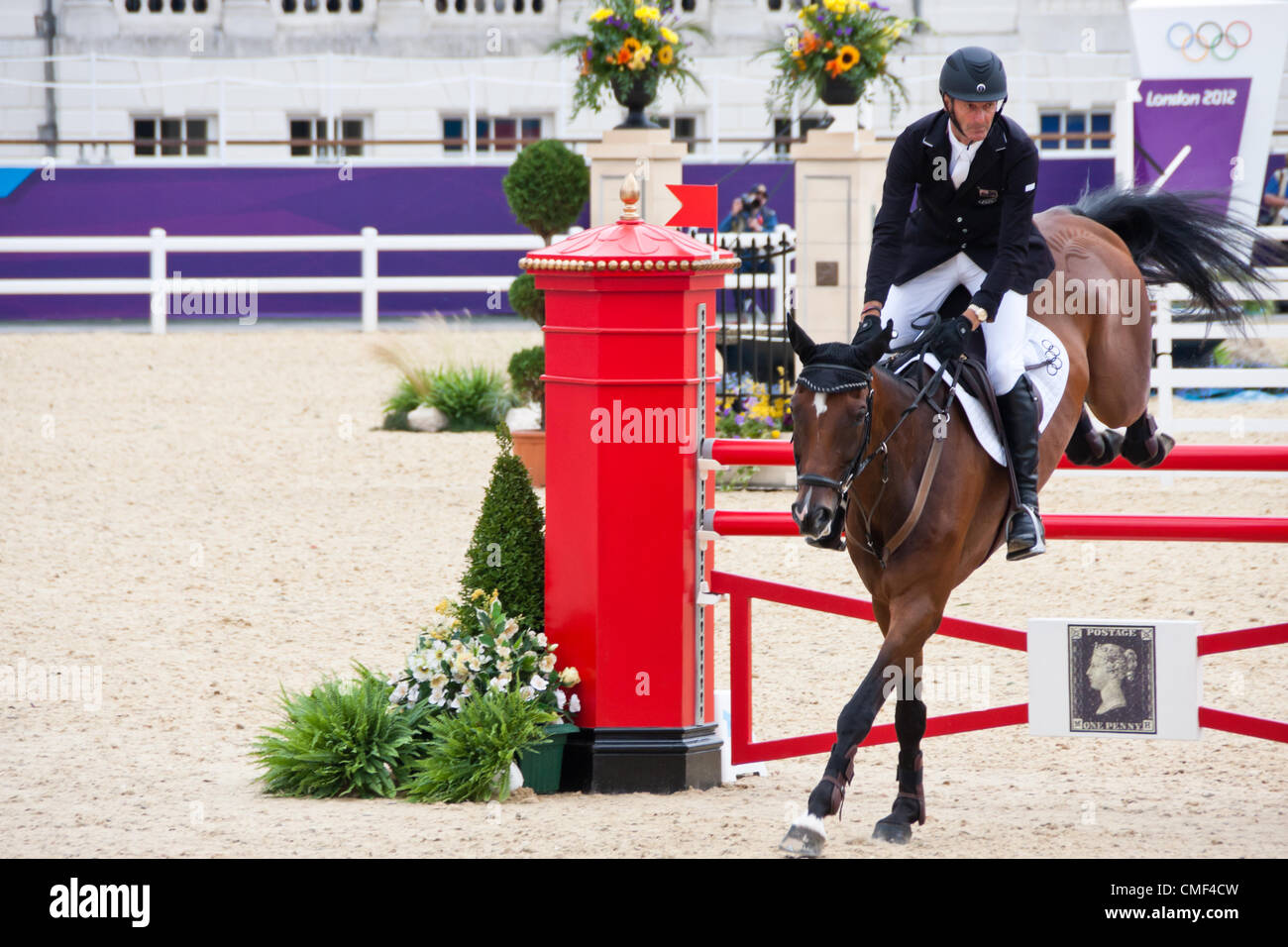 Mark Todd equitazione per la Nuova Zelanda a Greenwich Park a Londra il martedì 31 luglio, 2012. La Nuova Zelanda equestrian eventing team ha vinto un olimpico medaglia di bronzo al London 2012 giochi. Foto Stock