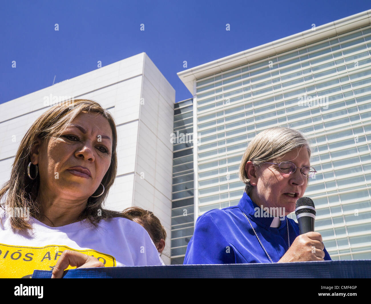 1 agosto 2012 - Phoenix, Arizona, Stati Uniti - un ministro conduce la preghiera di fronte al noi Courthouse in Phoenix mercoledì. Circa 200 persone, perlopiù Latino diritti degli immigrati e attivisti per i diritti civili, riuniti nella parte anteriore del Sandra GIORNO O'Connor Courthouse in Phoenix Mercoledì a pregare su quello che dovrebbe essere l'ultimo giorno della testimonianza nelle discriminazioni razziali processo contro Maricopa County Sheriff Joe Arpaio. La tuta, portato dall'ACLU e MALDEF al Tribunale federale contro Maricopa County Sheriff Joe Arpaio, sostiene una vasta gamma di pattern di discriminazioni razziali durante la Arpaio ''criminalità sweep di soppressione Foto Stock