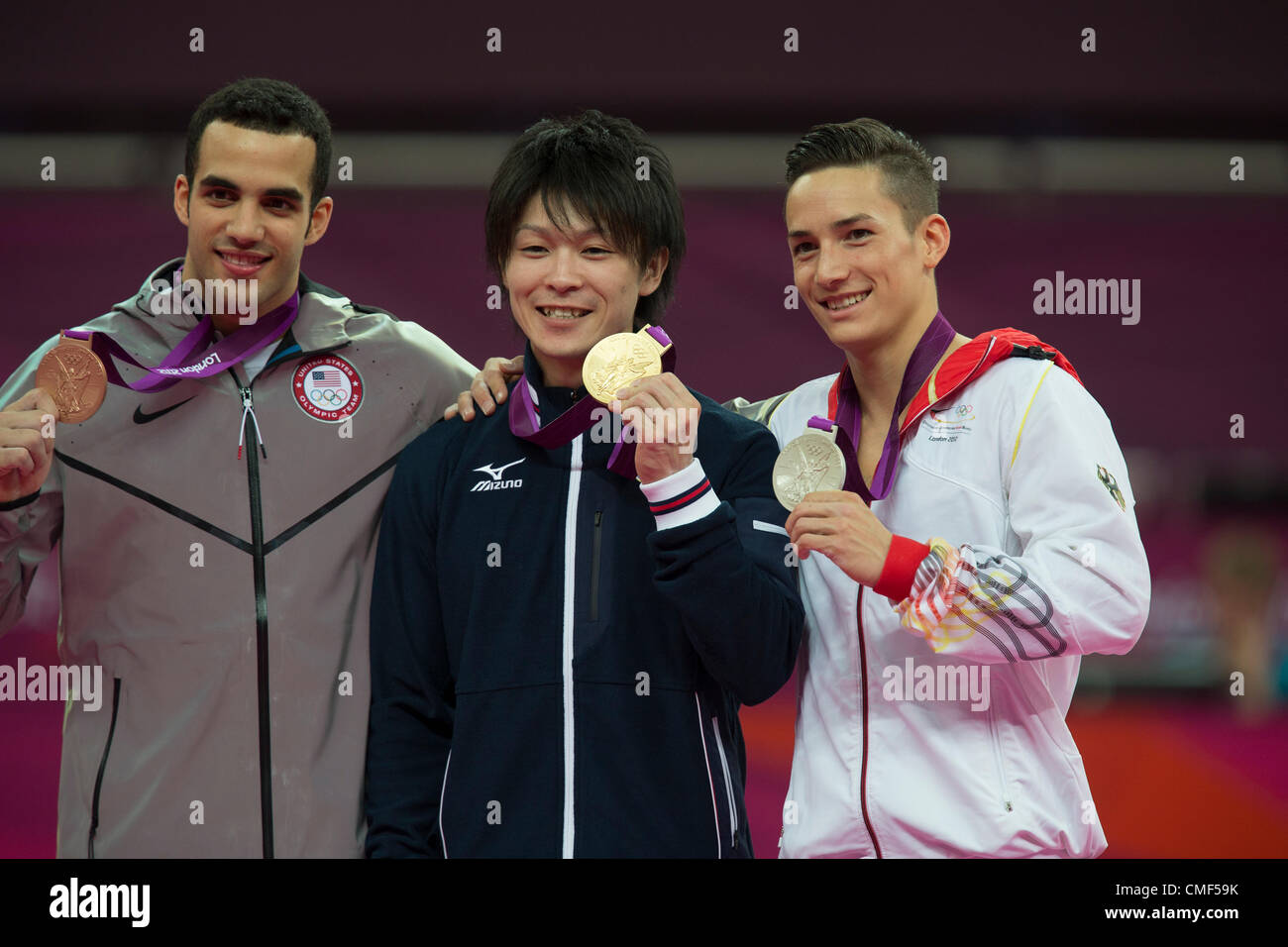 1 agosto 2012. Kohei Uchimura (JPN) oro medlist center con medaglia d'argento Marcel Nguyen (GER) L e Danell Leyva (USA) in uomini individuale completa al 2012 Olimpiadi estive di Londra, Inghilterra. Foto Stock