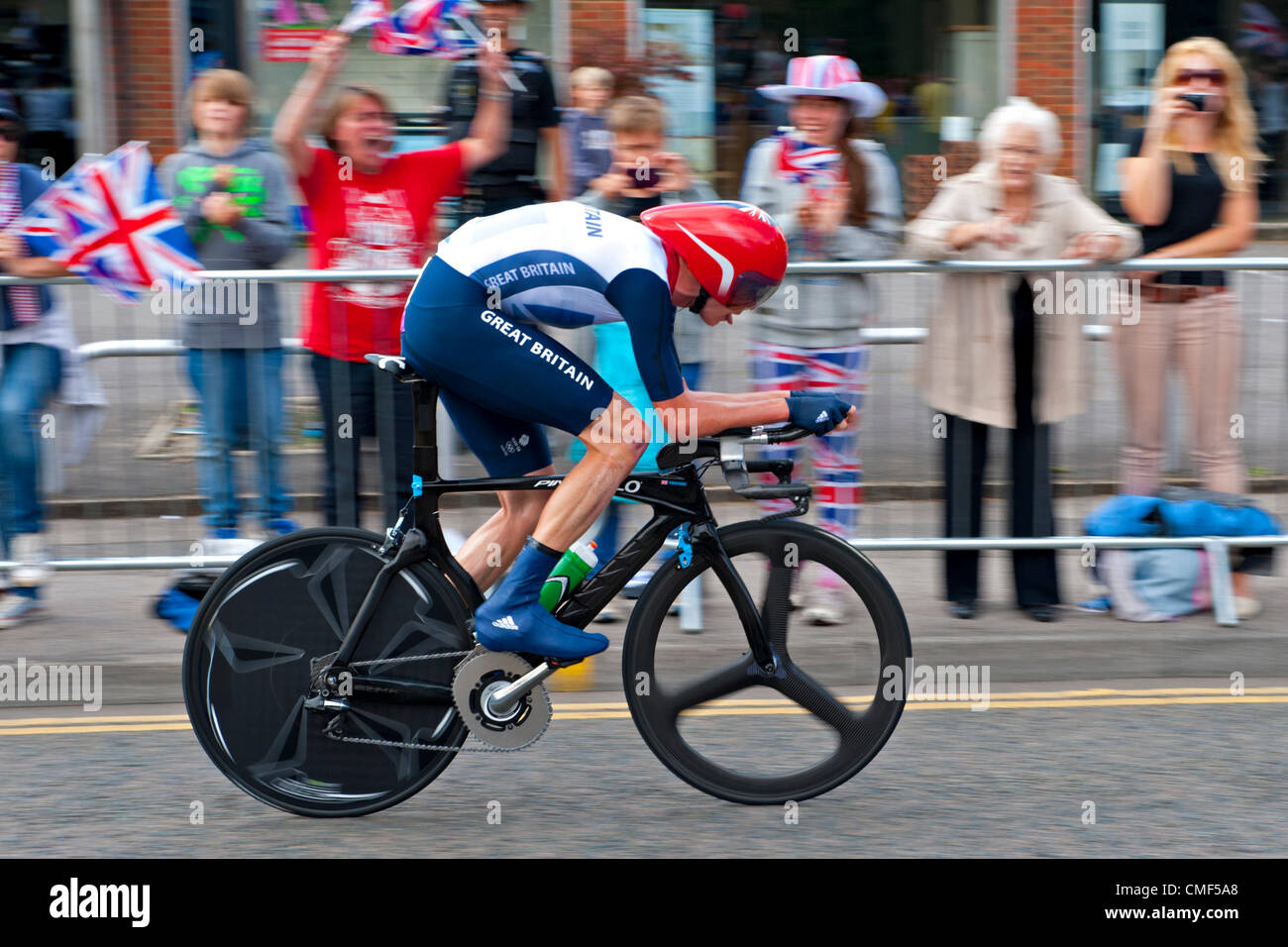 Cobham, Surrey, Regno Unito. Il 1 agosto 2012. Christopher Froome, olimpico medaglia di bronzo vincitore delle prove a tempo, passa attraverso Cobham. Foto Stock