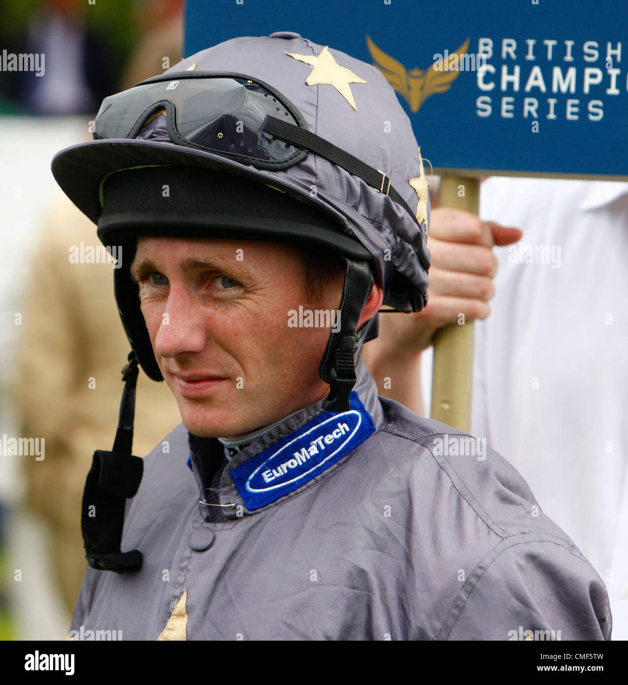 01.08.12 CHICHESTER, Inghilterra Paolo Hanagan su GABRIAL (formatore Richard Fahey) prima della grande gara Qipco Sussex Stakes (British Champions serie) alla gloriosa Goodwood Festival il giorno 2 Foto Stock