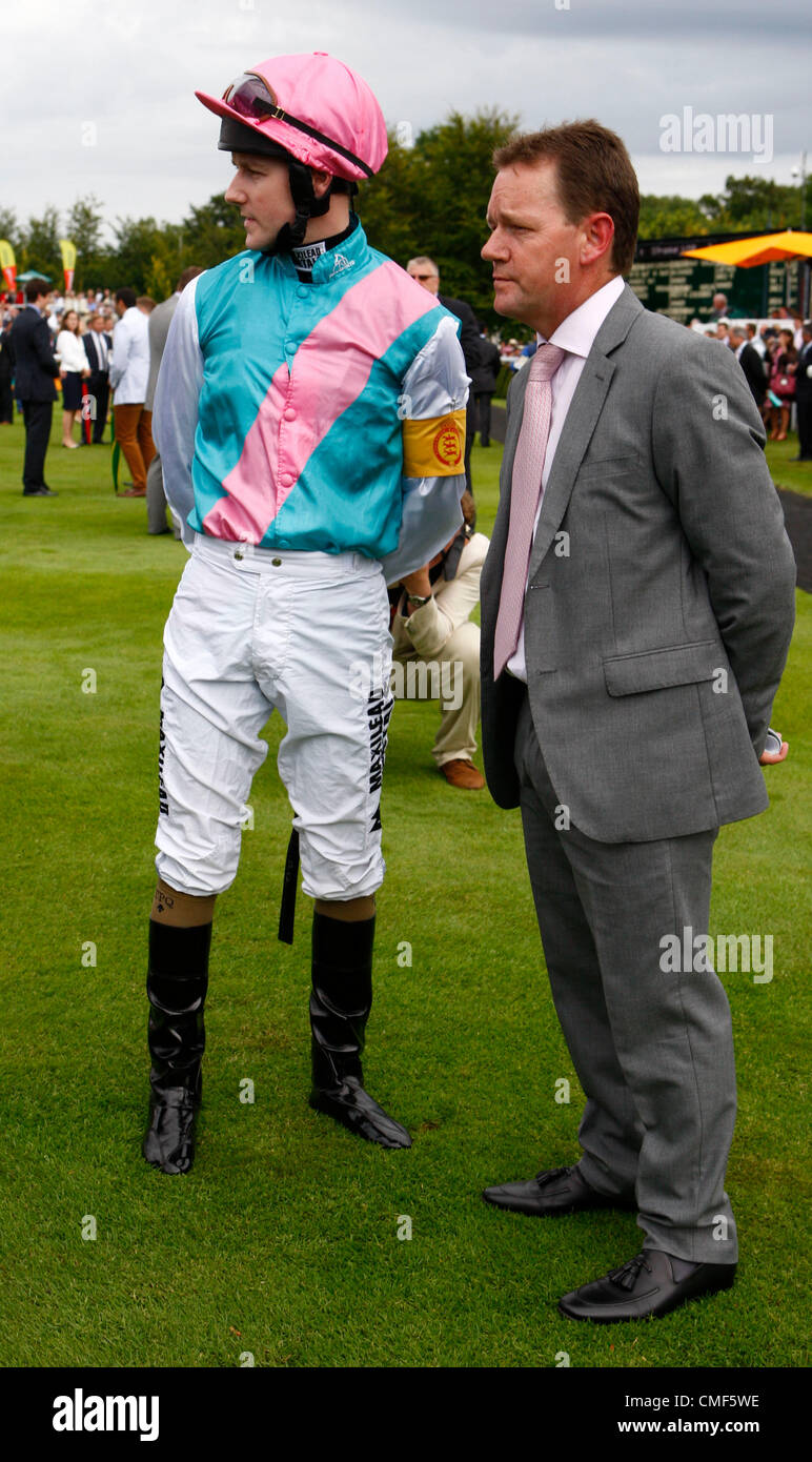 01.08.12 CHICHESTER, Inghilterra Tom Queally con Asst Trainer Mick Marshall prima della grande gara Qipco Sussex Stakes (British Champions serie) (gruppo 1) alla gloriosa Goodwood Festival il giorno 2 Foto Stock