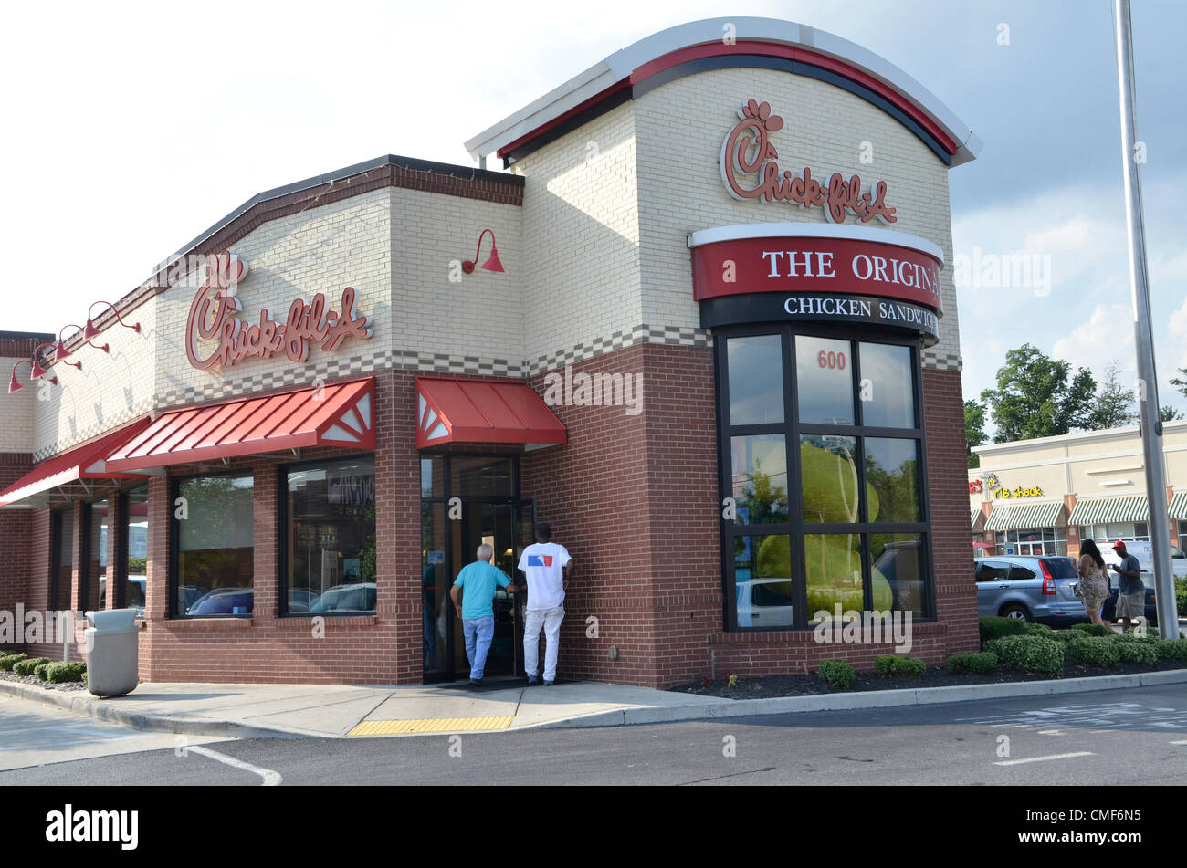 Agosto 1,2012, alloro, Maryland, USA, Chic-fil-a supportare centinaia di Chic-fil-Un sostenitori hanno aderito migliaia di più in tutto il paese e ha dimostrato fino a questo Chic-fil-A di alloro, Md un sobborgo di Washington,dopo i sindaci di Boston, Chicago e Washington, DC tenuto conferenze stampa earlierthis settimana per annunciare che Chic-fil-A non sarà consentito di aprire nelle loro città. dopo il CEO ha detto a un Battista magazine reporter che fanno funzionare i loro negozi sulla base di principi biblici che comprendeva la visione biblica del matrimonio tradizionale matrimonio gay sostenitori sono indignati a quella dichiarazione che conduce al maggio Foto Stock