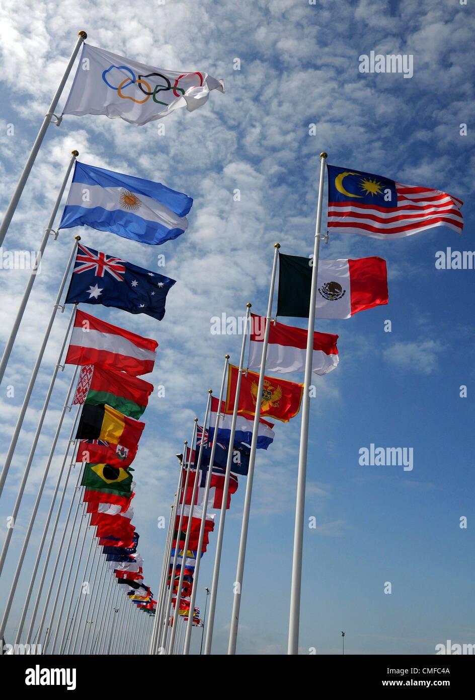 Olimpiadi di Londra 2012: Vela, azione durante il London 2012 Giochi Olimpici a Weymouth e Portland Venue, Dorset, Gran Bretagna, UK. Le bandiere dei paesi che prendono parte all evento Foto Stock