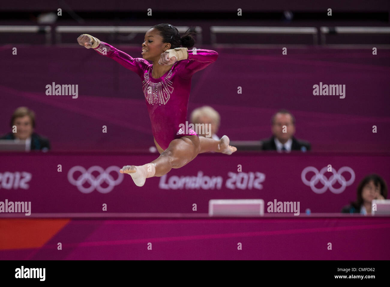 Gabrielle Douglas (USA) medaglia d'oro in donne individuale completa al 2012 Olimpiadi estive di Londra, Inghilterra. Foto Stock
