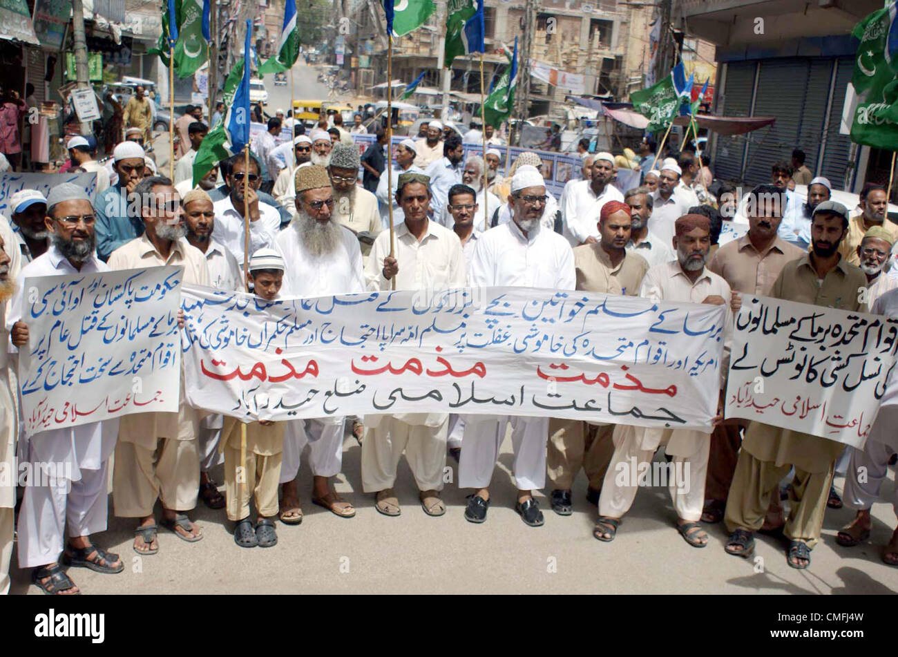 Gli attivisti del Jamat-e-Islami (JI) chant slogan contro l'uccisione dei musulmani in Birmania durante la manifestazione di protesta presso la moschea di Aurangzeb in Hyderabad Venerdì 03 Agosto, 2012. Foto Stock