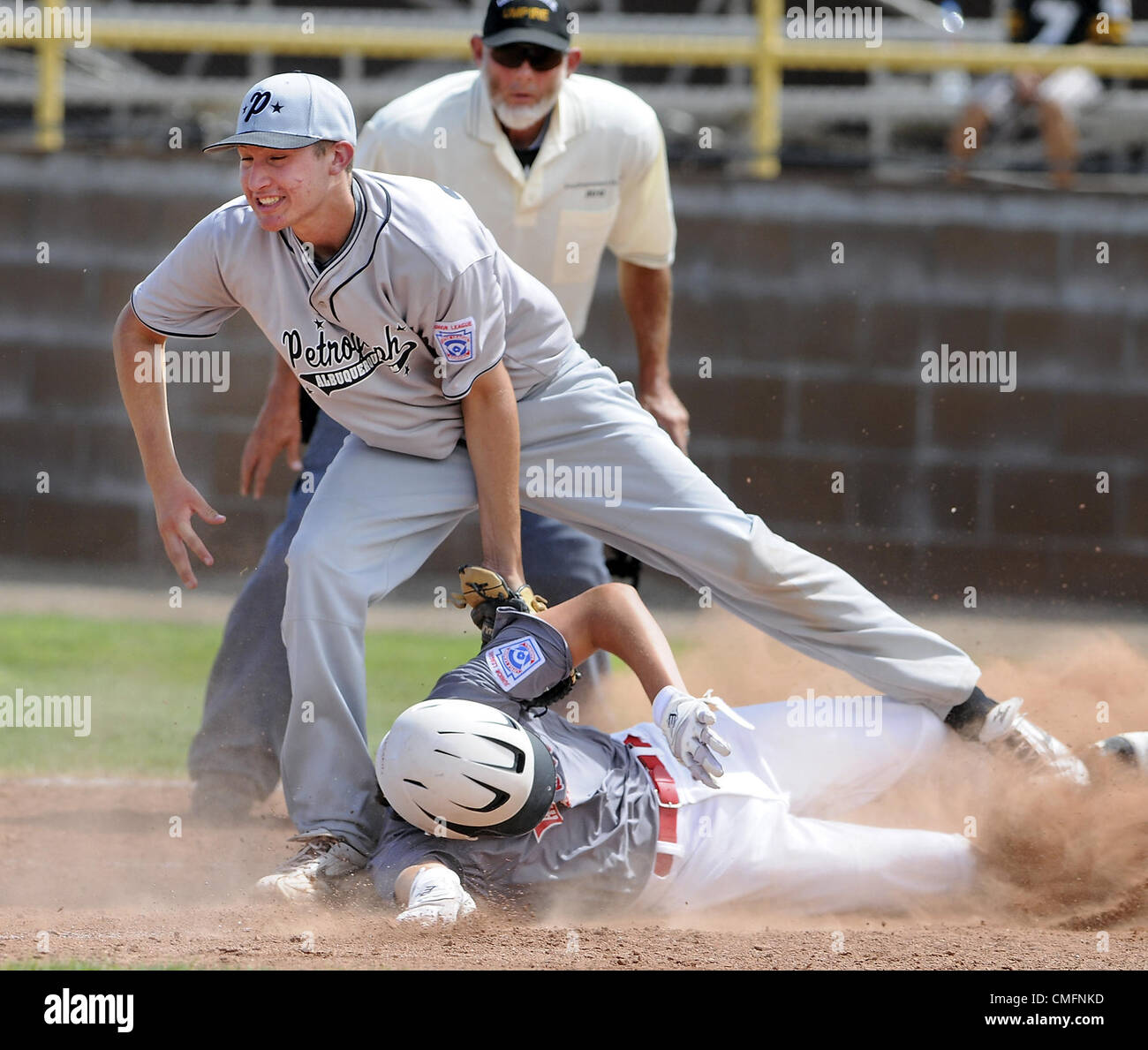 3 agosto 2012 - Albuquerque, NM, Stati Uniti - Petroglyph lanciatore della #28 Justin Lotz rende il tag sulla cinghia dell'olio All-Stars' runner #5 Nate Rabe scorrevole in home Venerdì, Agosto 03, 2012. (Credito Immagine: © Jim Thompson/Albuquerque ufficiale/ZUMAPRESS.com) Foto Stock