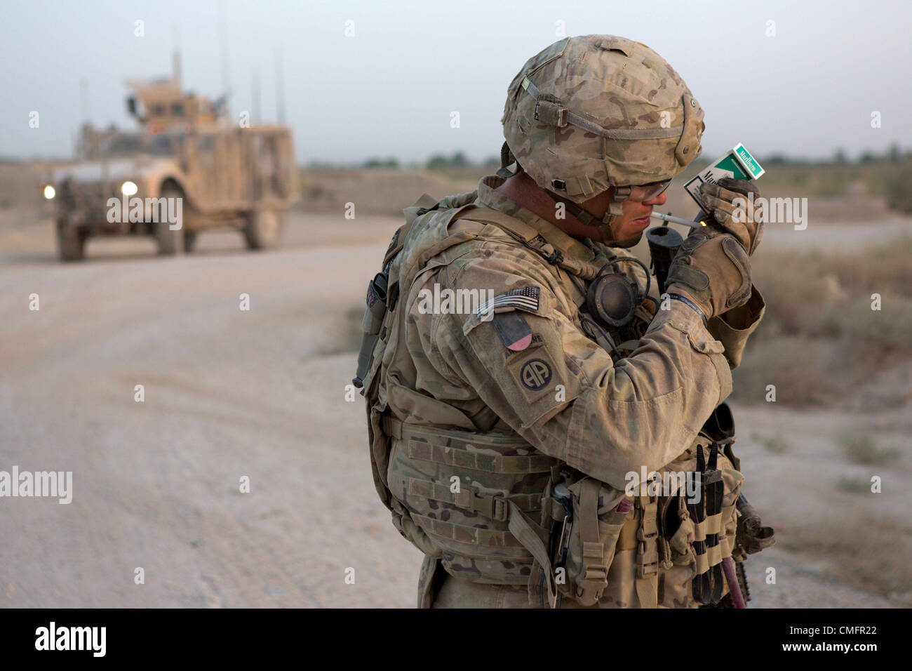 Luglio 28, 2012. - Distretto Zharay, provincia di Kandahar, Afghanistan - SGT. Dustin Hartshorn, civili delle operazioni militari di team, sede e sede di truppe, 4-73rd cavalleria, quarta brigata Team di combattimento, ottantaduesima Airborne Division, nel quartiere Zharay, provincia di Kandahar accende una sigaretta, mentre il fissaggio al di fuori di un sito web del progetto su Sabato, 28 luglio 2012. I soldati accompagnato USAID lavoratori a visitare il sito e rispondere con i residenti locali e gli operai. (Credito Immagine: © Andrew A. Nelles/ZUMA Press) Foto Stock