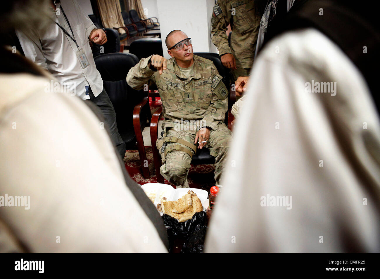 Luglio 26, 2012. - Distretto Zharay, provincia di Kandahar, Afghanistan - STATI UNITI Esercito 1LT. Brian Delgado, civili delle operazioni militari di team, sede e sede di truppe, 4-73rd cavalleria, quarta brigata Team di combattimento, ottantaduesima Airborne Division, parla durante un incontro con il locale villaggio afgano Leader per discutere di una strada di progetto di costruzione nella zona, a livello FOB Pasab nel quartiere Zharay, provincia di Kandahar giovedì, 26 luglio 2012. (Credito Immagine: ¬© Andrea A. Nelles/ZUMA Press) Foto Stock