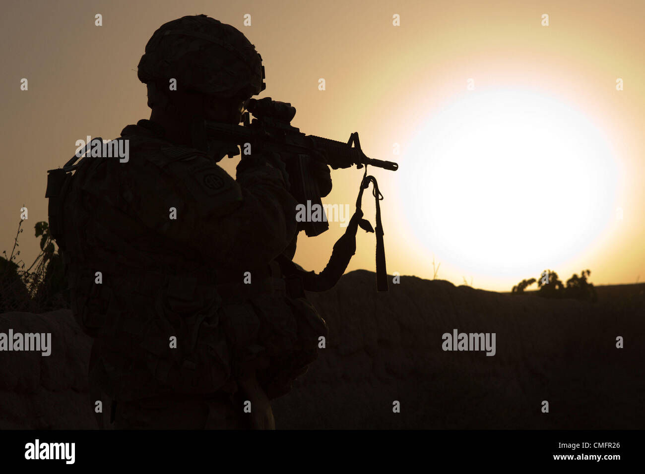 Luglio 28, 2012. - Distretto Zharay, provincia di Kandahar, Afghanistan - STATI UNITI Esercito SFC. Roy Hibbetts civili delle operazioni militari di team, sede e sede di truppe, 4-73rd cavalleria, quarta brigata Team di combattimento, ottantaduesima Airborne Division, fissa il al di fuori di un progetto del sito dove una scuola viene costruito nel quartiere Zharay, provincia di Kandahar il Sabato, 28 luglio 2012. I soldati accompagnato USAID lavoratori a visitare il sito e rispondere con i residenti locali e gli operai. (Credito Immagine: ¬© Andrea A. Nelles/ZUMA Press) Foto Stock