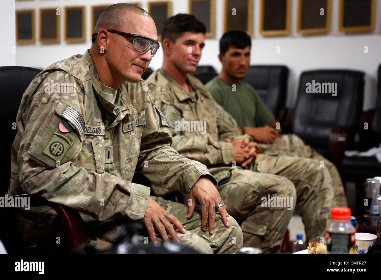 Luglio 26, 2012. - Distretto Zharay, provincia di Kandahar, Afghanistan - STATI UNITI Esercito 1LT. Brian Delgado, sinistra, civili delle operazioni militari di team, sede e sede di truppe, 4-73rd cavalleria, quarta brigata Team di combattimento, ottantaduesima Airborne Division Ascolta locali durante un incontro con il locale villaggio afgano Leader per discutere di una strada di progetto di costruzione nella zona, a livello FOB Pasab nel quartiere Zharay, provincia di Kandahar giovedì, 26 luglio 2012. (Credito Immagine: ¬© Andrea A. Nelles/ZUMA Press) Foto Stock