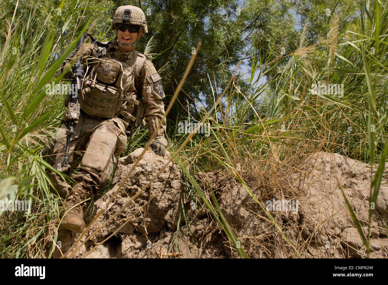 Luglio 29, 2012. - Distretto Zharay, provincia di Kandahar, Afghanistan - PFC. Jeffery Sloan del 2° plotone, Charlie Company, 1-17 fanteria, scale a parete mentre il pattugliamento nel quartiere Zharay, provincia di Kandahar, domenica 29 luglio, 2012. (Credito Immagine: ¬© Andrea A. Nelles/ZUMA Press) Foto Stock