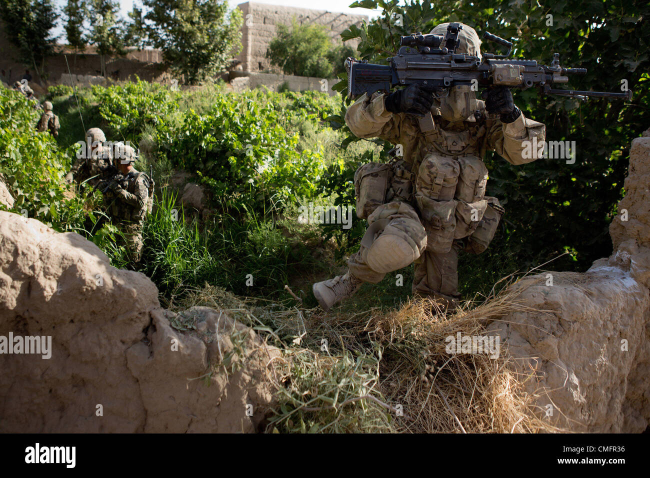 Luglio 30, 2012. - Distretto Zharay, provincia di Kandahar, Afghanistan - PFC. Hung-An Chen, del 2° plotone, Charlie Company, 1-17 fanteria, pattuglie Zharay distretto, provincia di Kandahar il lunedì, 30 luglio 2012. (Credito Immagine: ¬© Andrea A. Nelles/ZUMA Press) Foto Stock