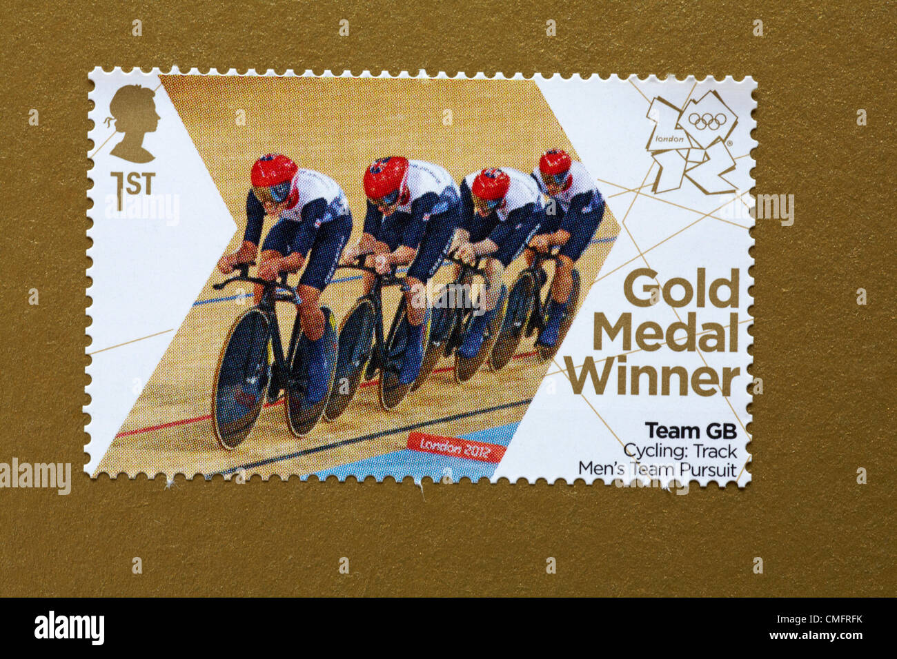 Regno Unito Sabato 4 agosto 2012. Timbro per onorare il vincitore della medaglia d'oro ai team GB Pista ciclabile Uomini Squadra Pursuit evento - Steven Burke, Ed Clancy, Geraint Thomas e Peter Kennaugh. Timbro acquistati e bloccato su oro per inviare ad Olympic sostenitore. Foto Stock