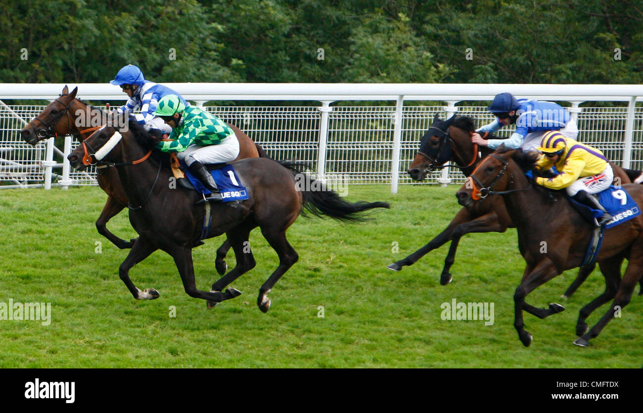 04.08.2012 CHICHESTER, Inghilterra George Chaloner su Johannes (IRE) vince per la bordatura di fuori Graham Lee su Louis Pio durante Ottieni la tua scommessa su a bluesq.com steward' Handicap Sprint (classe 2)alla gloriosa Goodwood Festival il giorno 5 Foto Stock