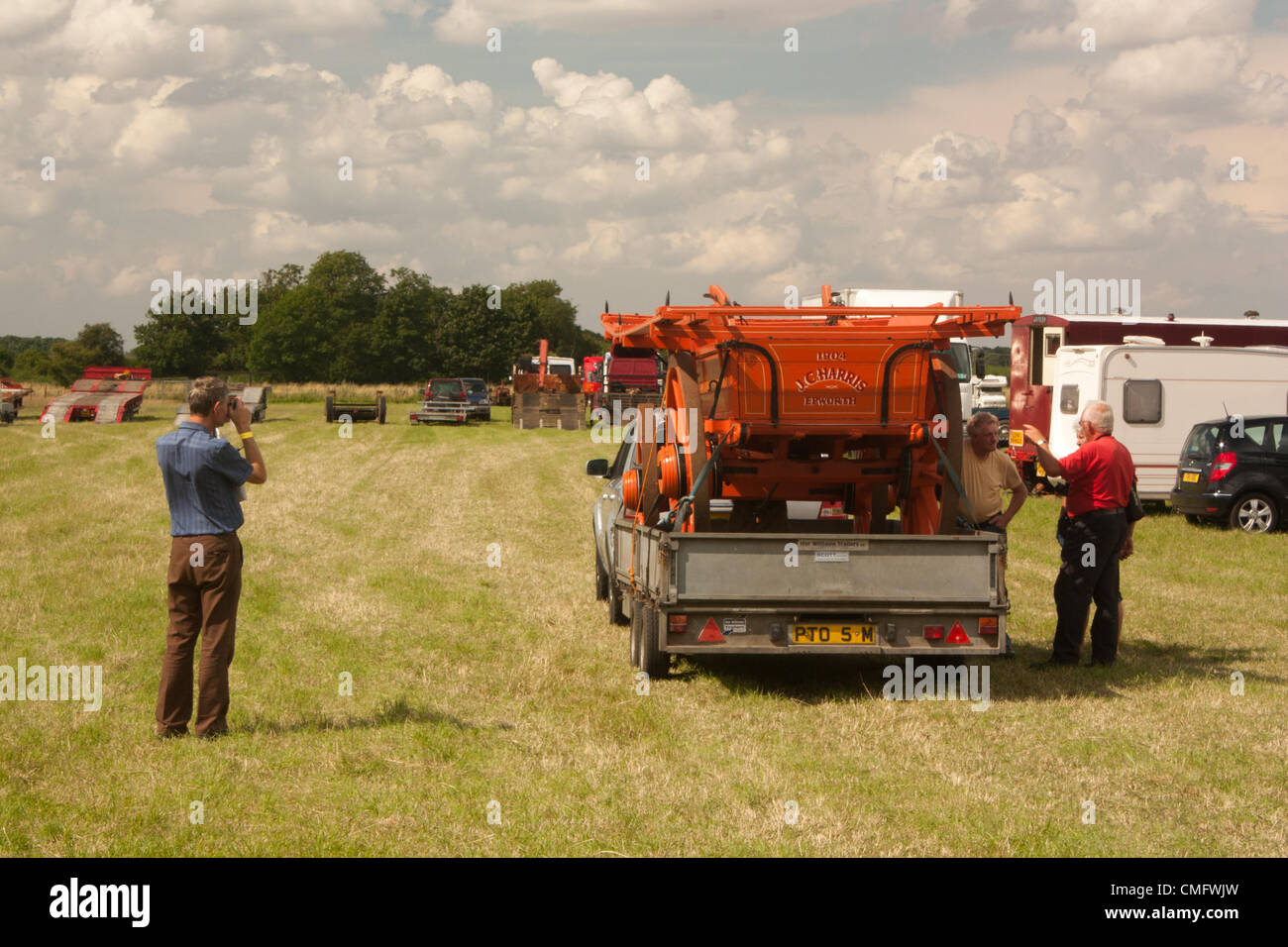 Veicoli Vintage presso il Marshalls Rally. Un visitatore fotografie di una macchina agricola di proprietà di J C Harris di Epworth, costruito nel 1904 in occasione del rally sabato 4 agosto 2012 sulla strada Thonock, Gainsborough, Lincolnshire, Regno Unito. Foto Stock