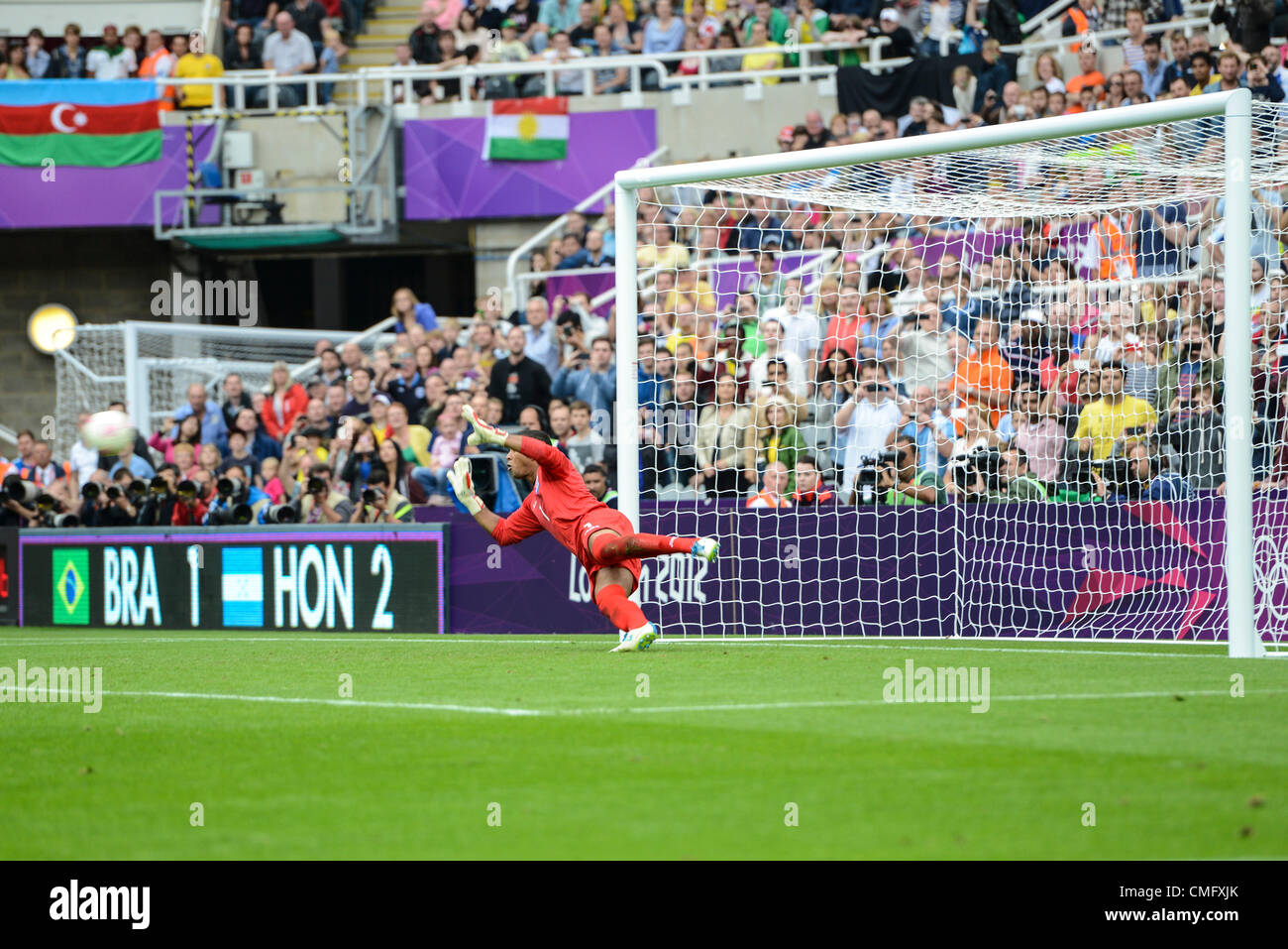 04.08.2012 Newcastle, Inghilterra. Honduras Portiere Jose Mendoza va troppo presto contro una seconda metà di penalità che mettere il Brasile torna in testa, durante il calcio alle Olimpiadi uomini quarto gioco finale tra il Brasile e in Honduras da St James Park. Il Brasile si sono stretti a tornare e vincere la partita 3-2 e sono andato attraverso alla semi-finale del torneo. Foto Stock