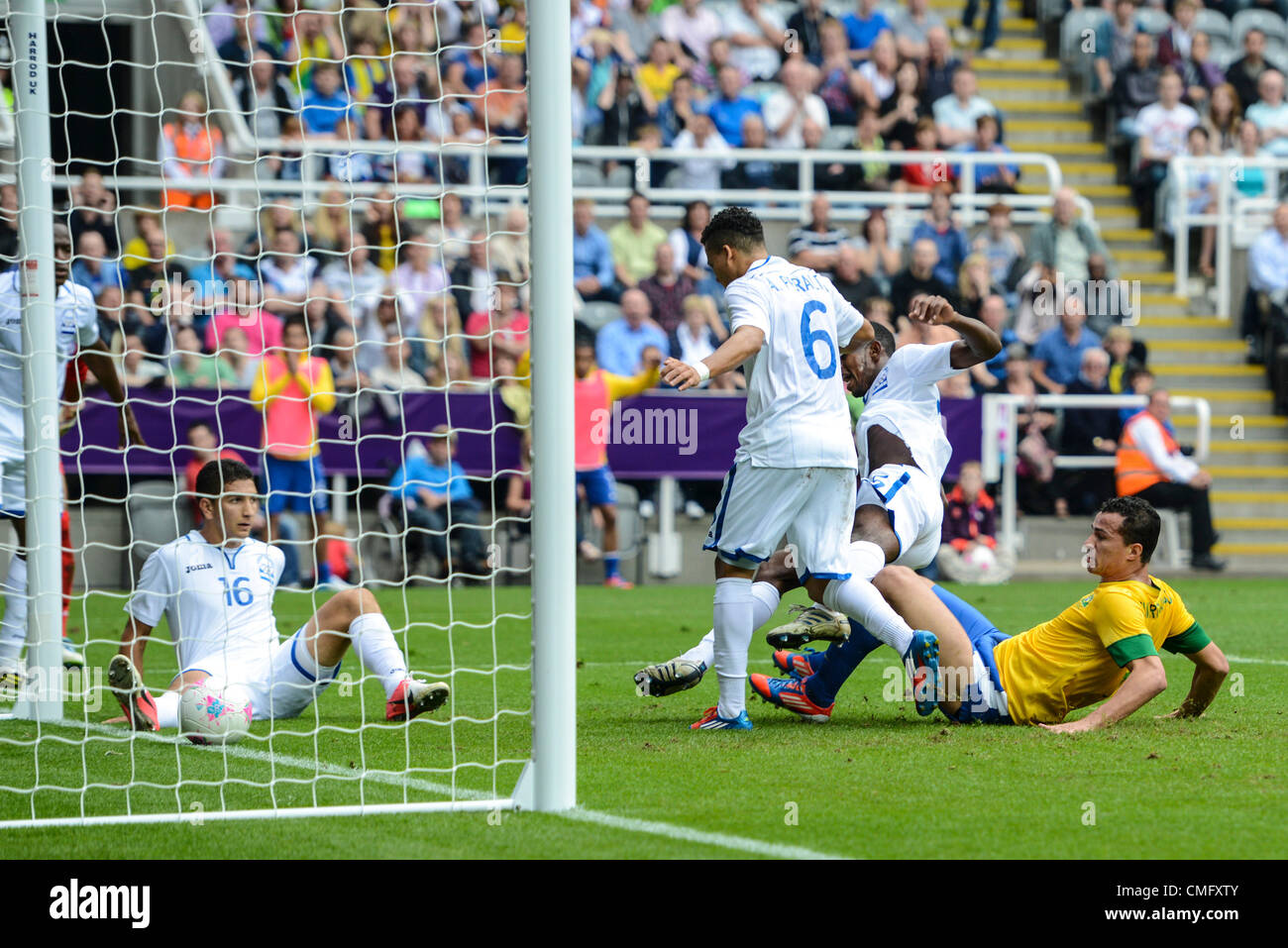 04.08.2012 Newcastle, Inghilterra. Honduras può solo guardare su come il Brasile cliente durante il calcio alle Olimpiadi uomini quarto gioco finale tra il Brasile e in Honduras da St James Park. Foto Stock