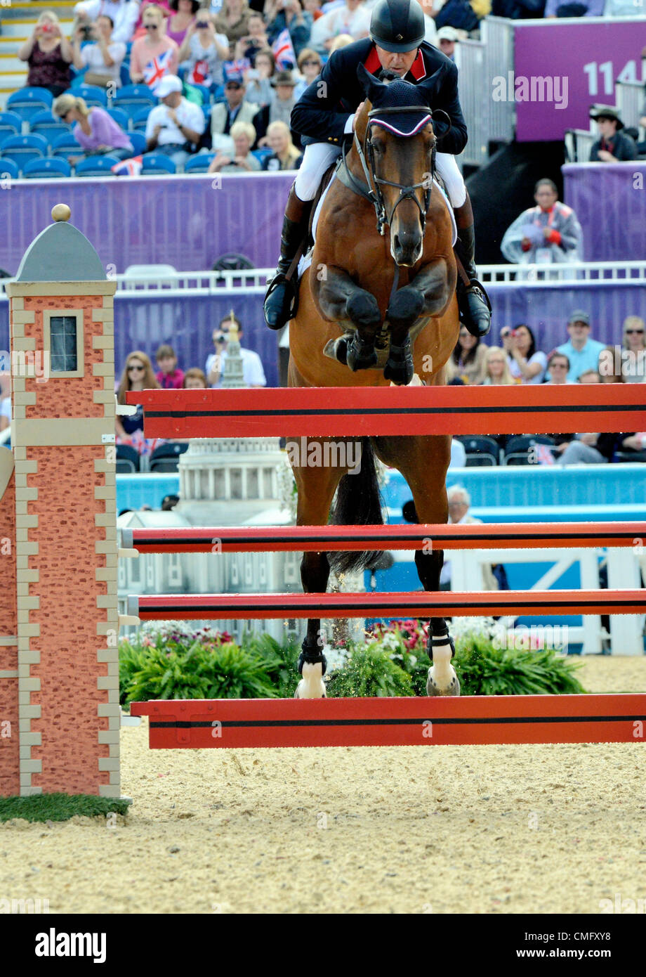 04.08.2012. Londra Inghilterra. Il parco di Greenwich. Olympic singoli Jumping, qualifica. Nick Skelton, Gran Bretagna. Giacente 1 assoluto con una rotonda trasparente Foto Stock