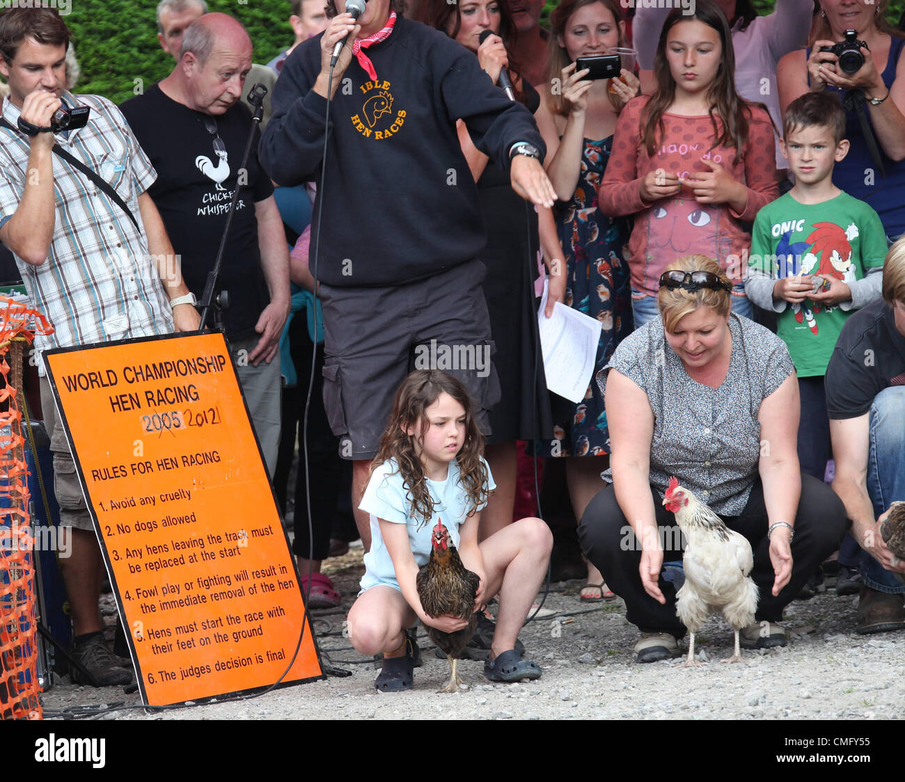 Annuale mondiale Hen Racing Championship tenutosi il 4 agosto 2012 all'Orzo Mow Public House nel Derbyshire Village di Bonsall evento storico andando indietro di oltre cento anni. Foto Stock