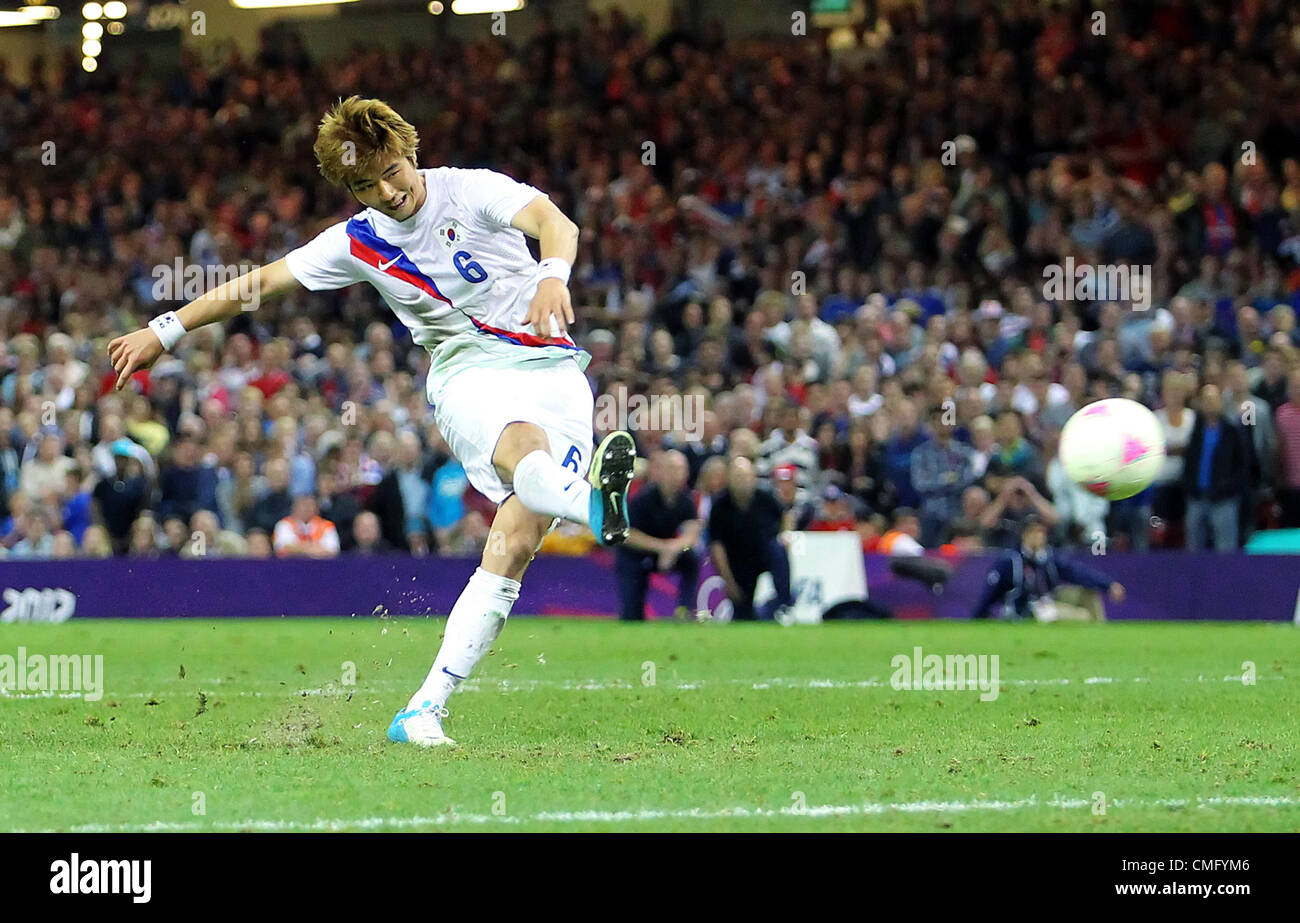 04.08.2012 Cardiff Wales. Corea del Sud centrocampista Ki Sung-Yueng (Celtic F.C.) punteggi decidendo il calcio di rigore e poi festeggia con il suo team durante il calcio alle Olimpiadi uomini quarto gioco finale tra TeamGB e Corea del Sud. Corea del Sud vincere molto serrato match 5-4 sulle sanzioni dopo la abbinati finita 1-1 dopo un tempo supplementare. Corea del sud ora procedere a Semi Finali dove svolgere il Brasile che ha battuto Honduras 3-2. Foto Stock