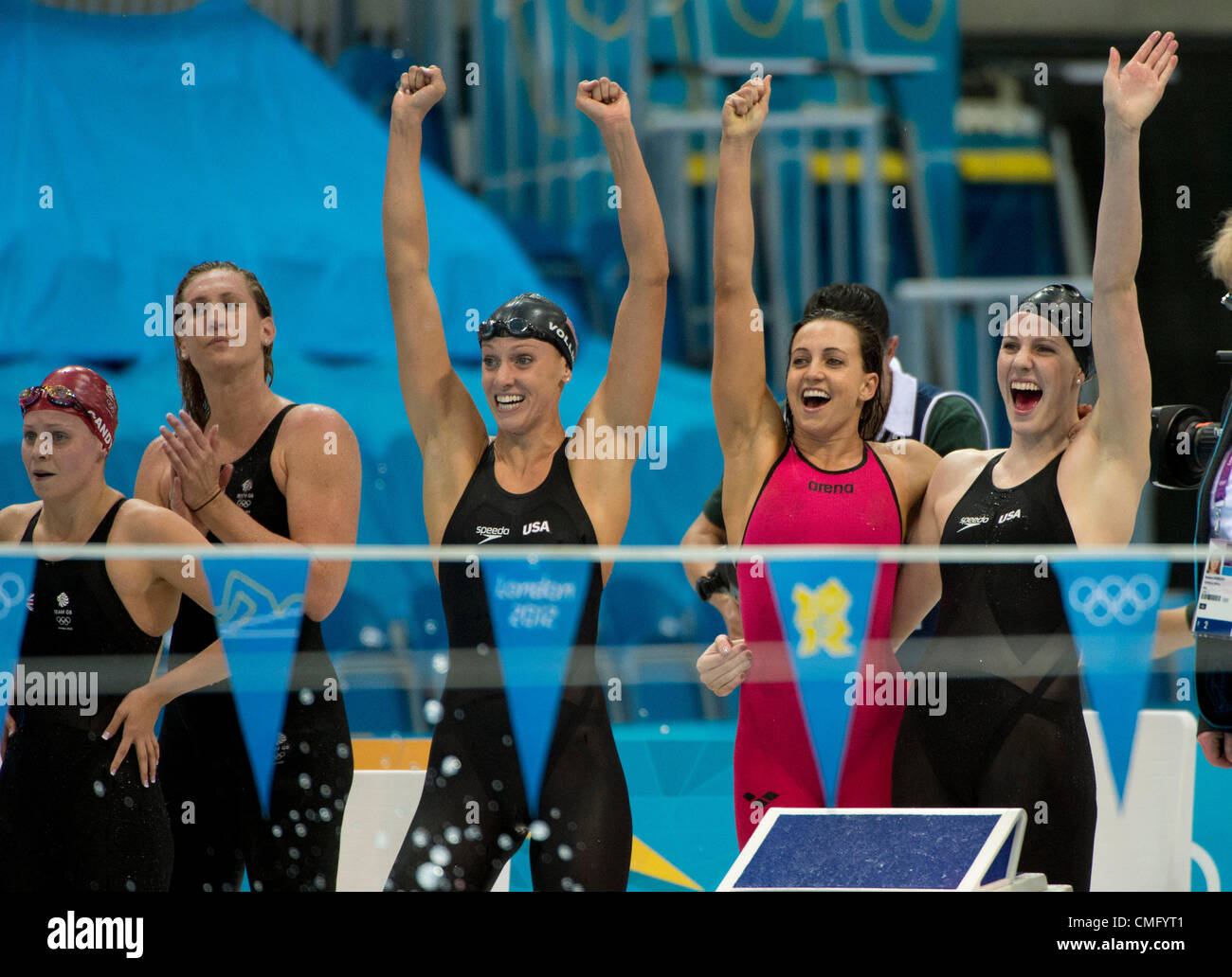 Agosto 4, 2012 - Londra, Inghilterra, Regno Unito - Dana Vollmer, Rebecca Soni, Missy Franklin e il suo compagno di squadra Allison Schmitt in acqua e di festeggiare la conquista la medaglia d'oro nel femminile 4 x 100m Medley relè nel nuoto nelle Olimpiadi di Londra 2012 presso il Centro Acquatico Su agosto 04,2012 a Londra, Regno Unito. (Credito Immagine: © Paul Kitagaki Jr./ZUMAPRESS.com) Foto Stock